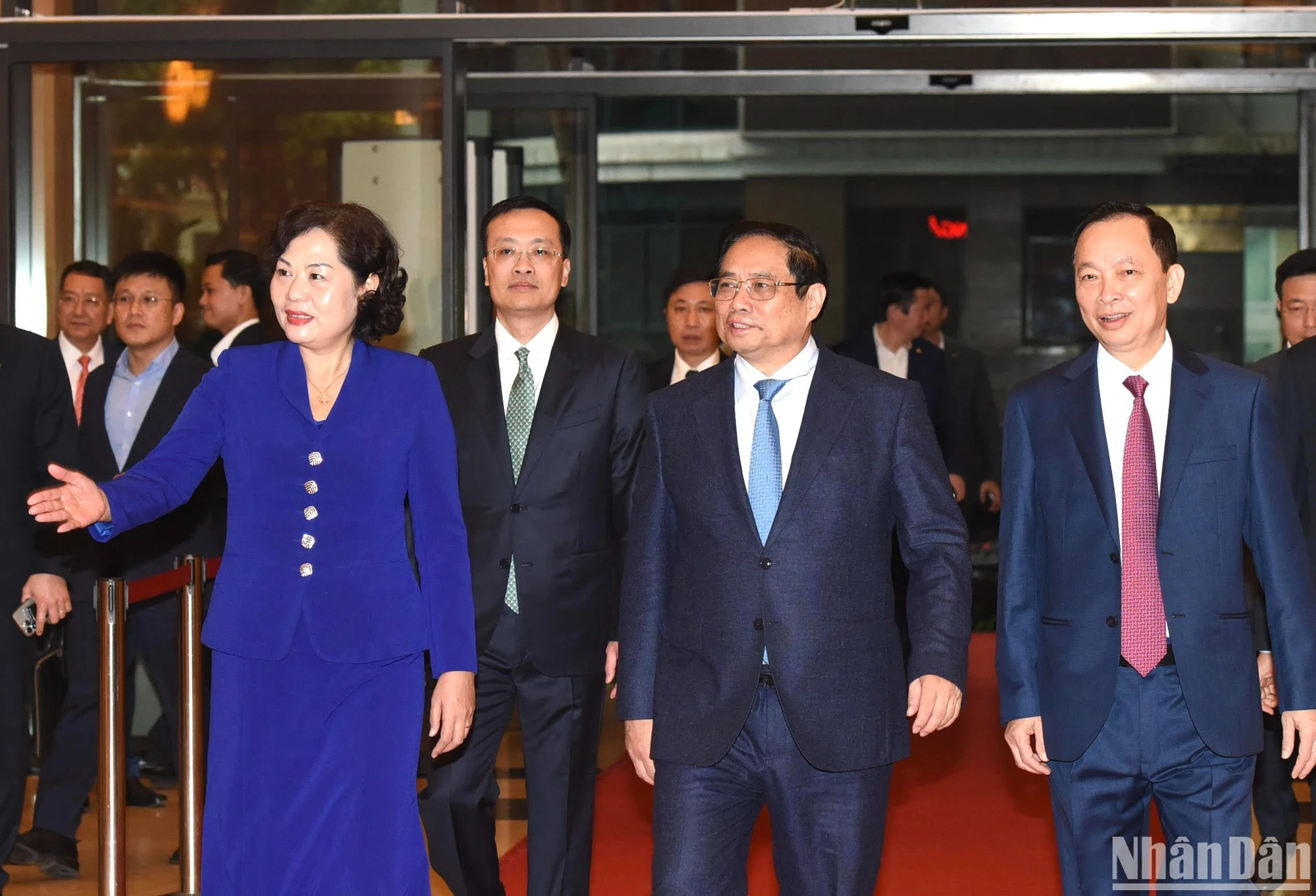 范明正总理前来出席2024年银行部门任务部署会议。