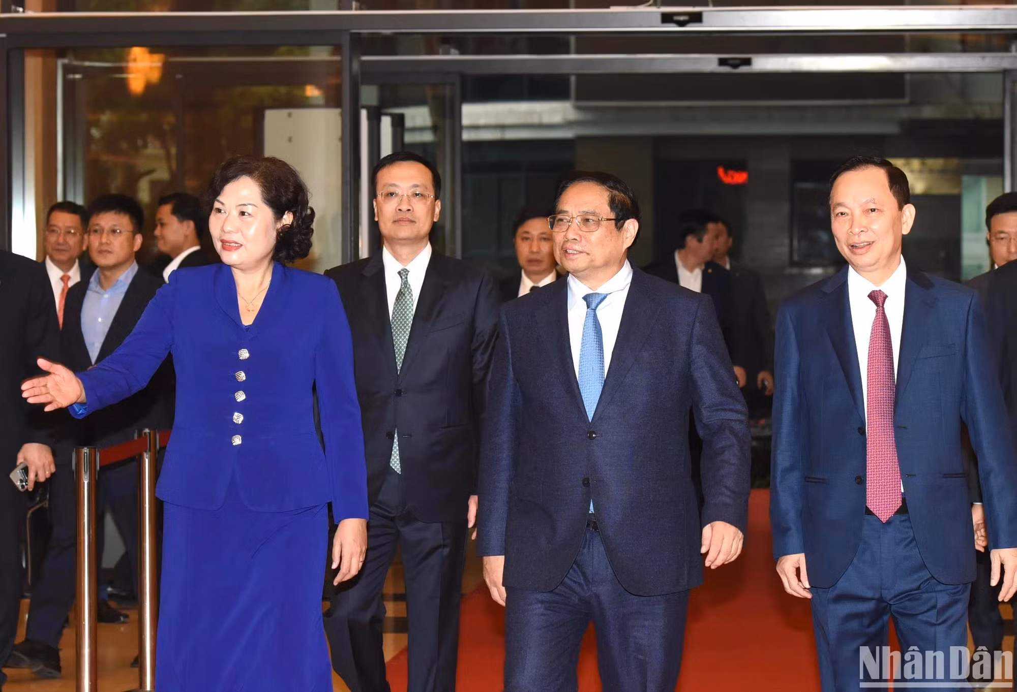 范明正总理前来出席2024年银行部门任务部署会议。