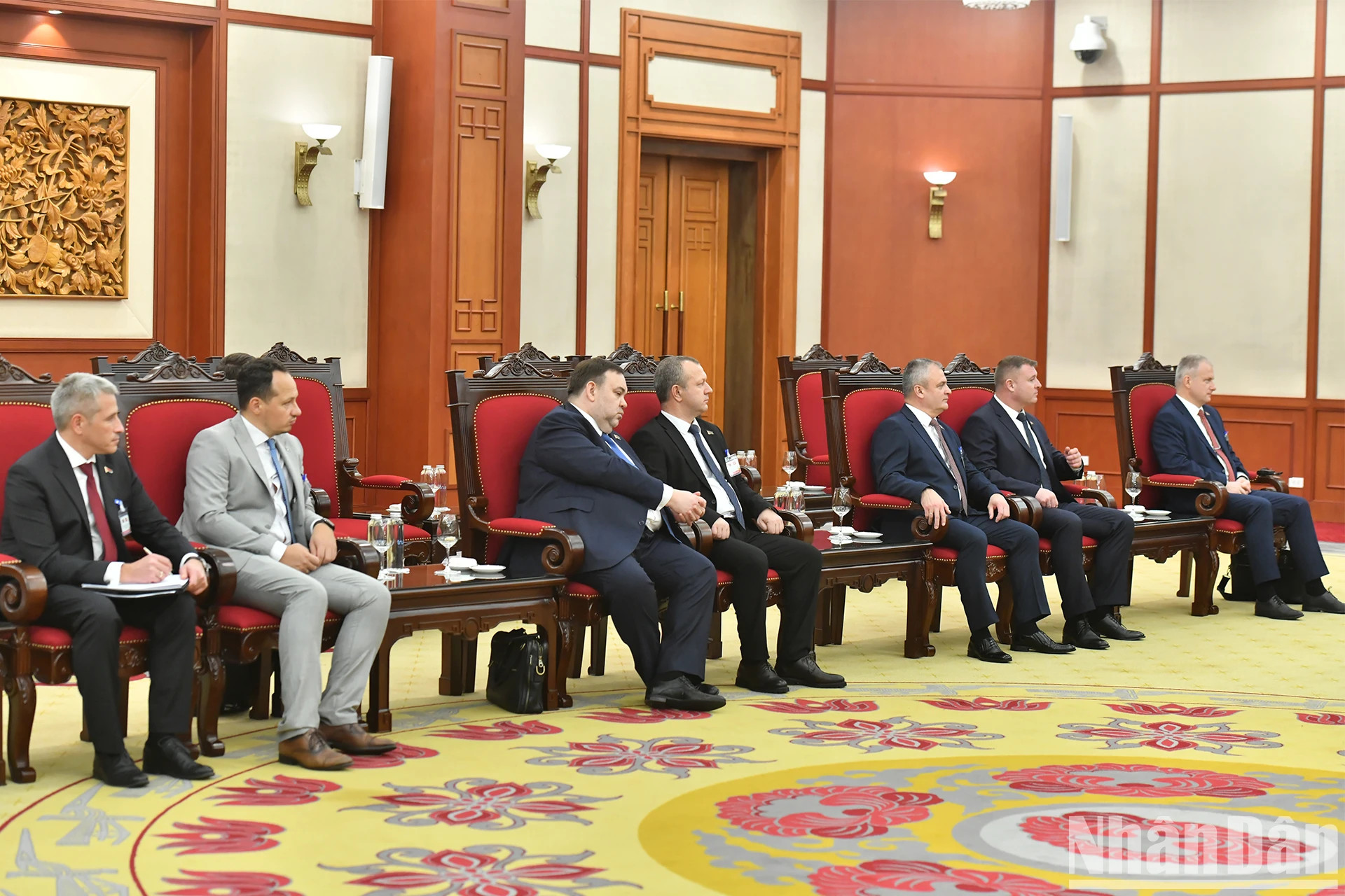 白俄罗斯代表团出席会见。