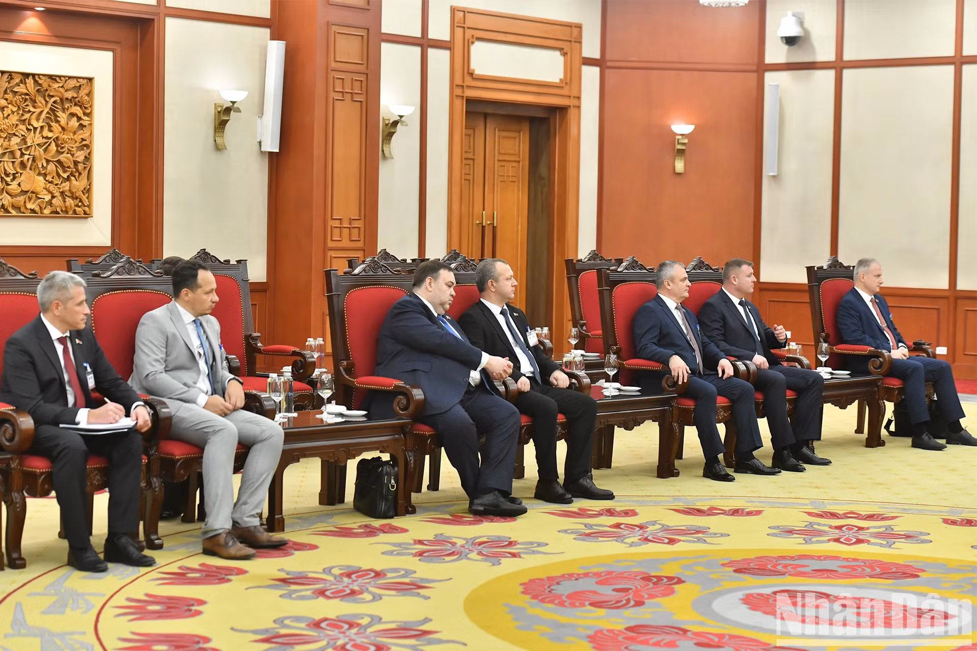 白俄罗斯代表团出席会见。