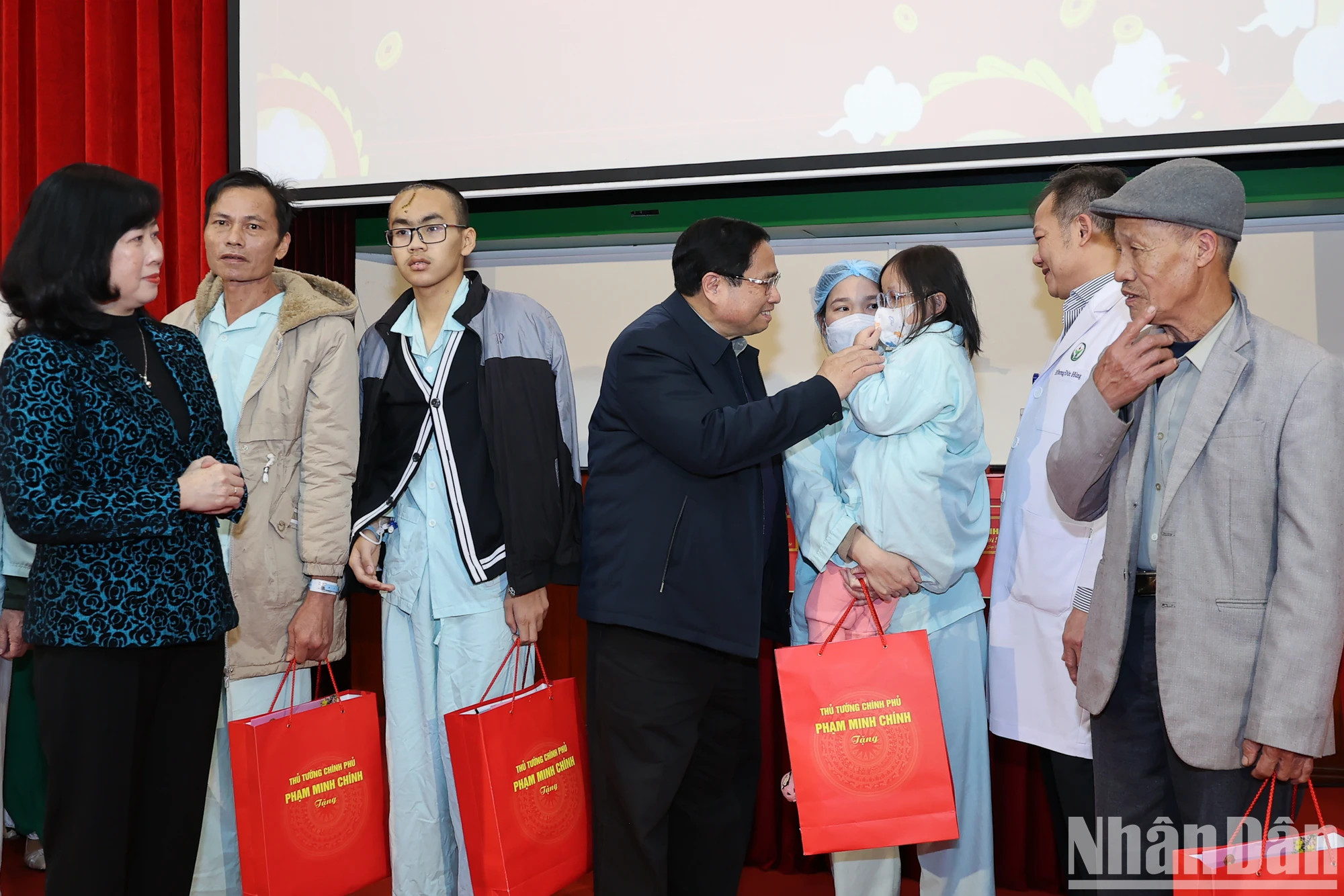 范明正总理向在越德友谊医院接受治疗的病人赠送礼物并祝他们春节快乐。 范明正总理向在越德友谊医院接受治疗的病人赠送礼物并祝他们春节快乐。