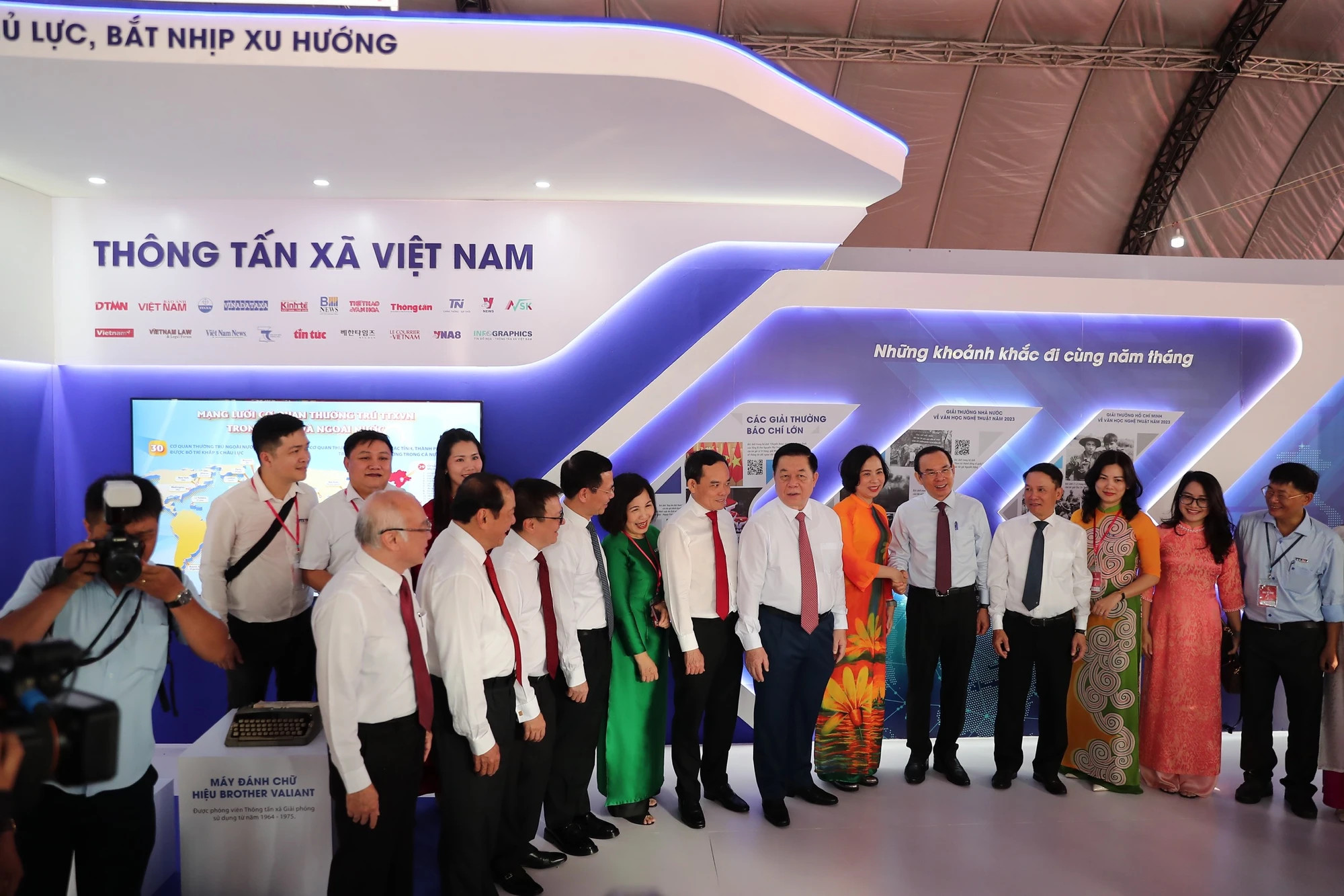 党、国家领导人参观参展展位。 党、国家领导人参观参展展位。