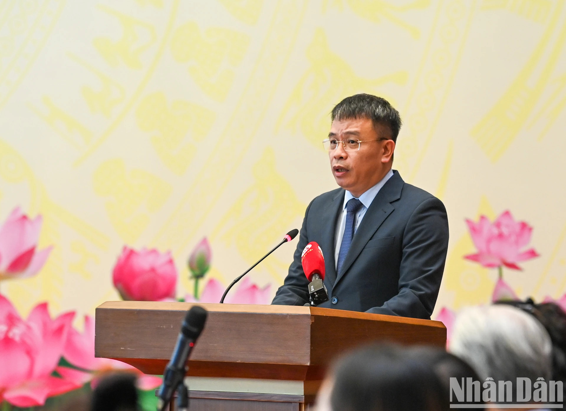 武阿丁助学基金主任阮潘魁作报告。