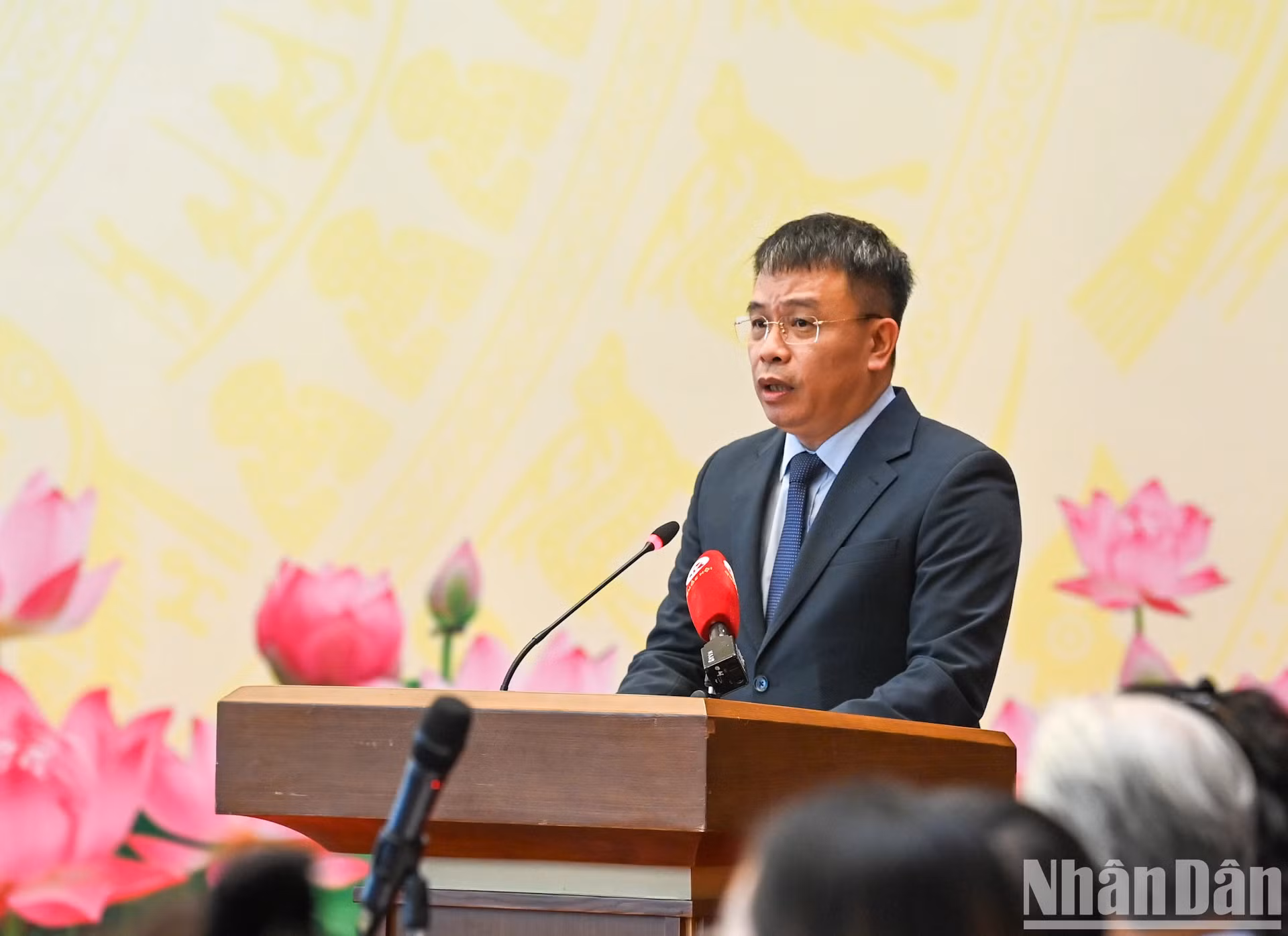 武阿丁助学基金主任阮潘魁作报告。