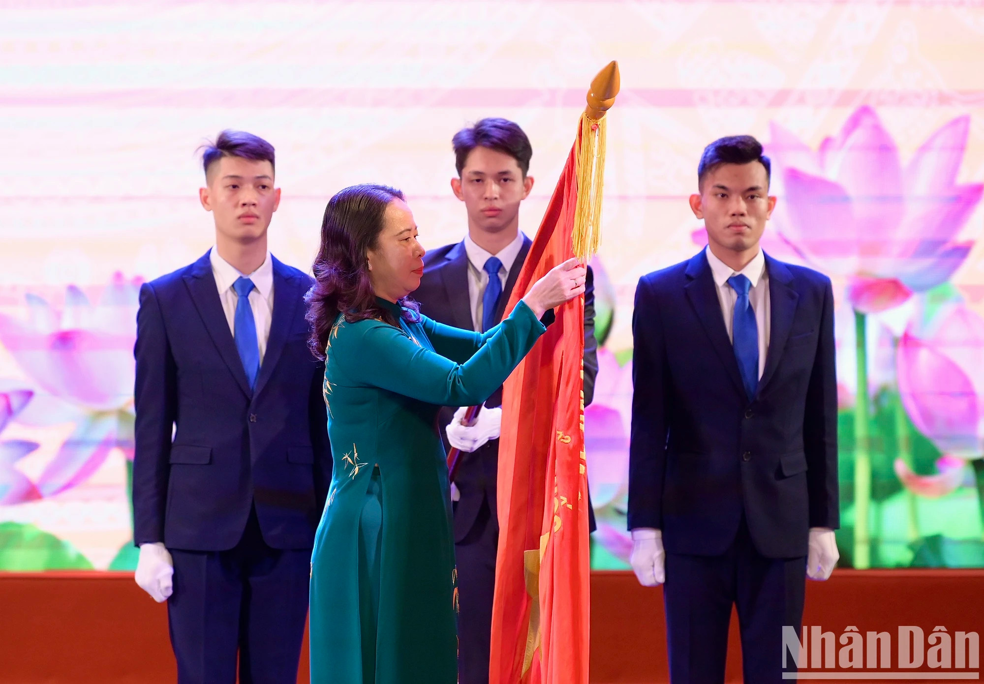 越南国家副主席武氏映春为河内人民报印刷一人有限公司集体颁发三级劳动勋章。 越南国家副主席武氏映春为河内人民报印刷一人有限公司集体颁发三级劳动勋章。