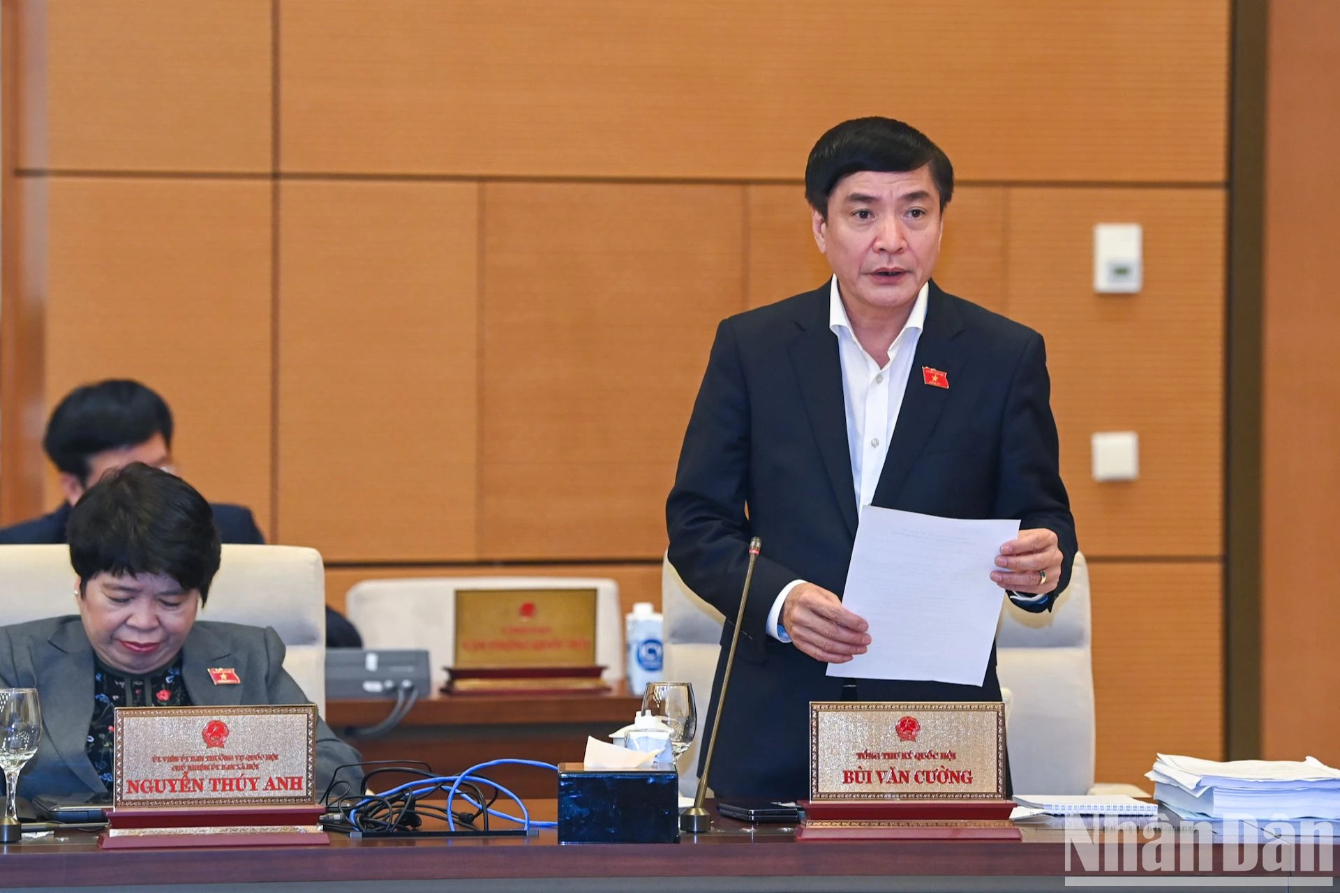 国会秘书长、国会办公厅主任裴文强发表讲话。