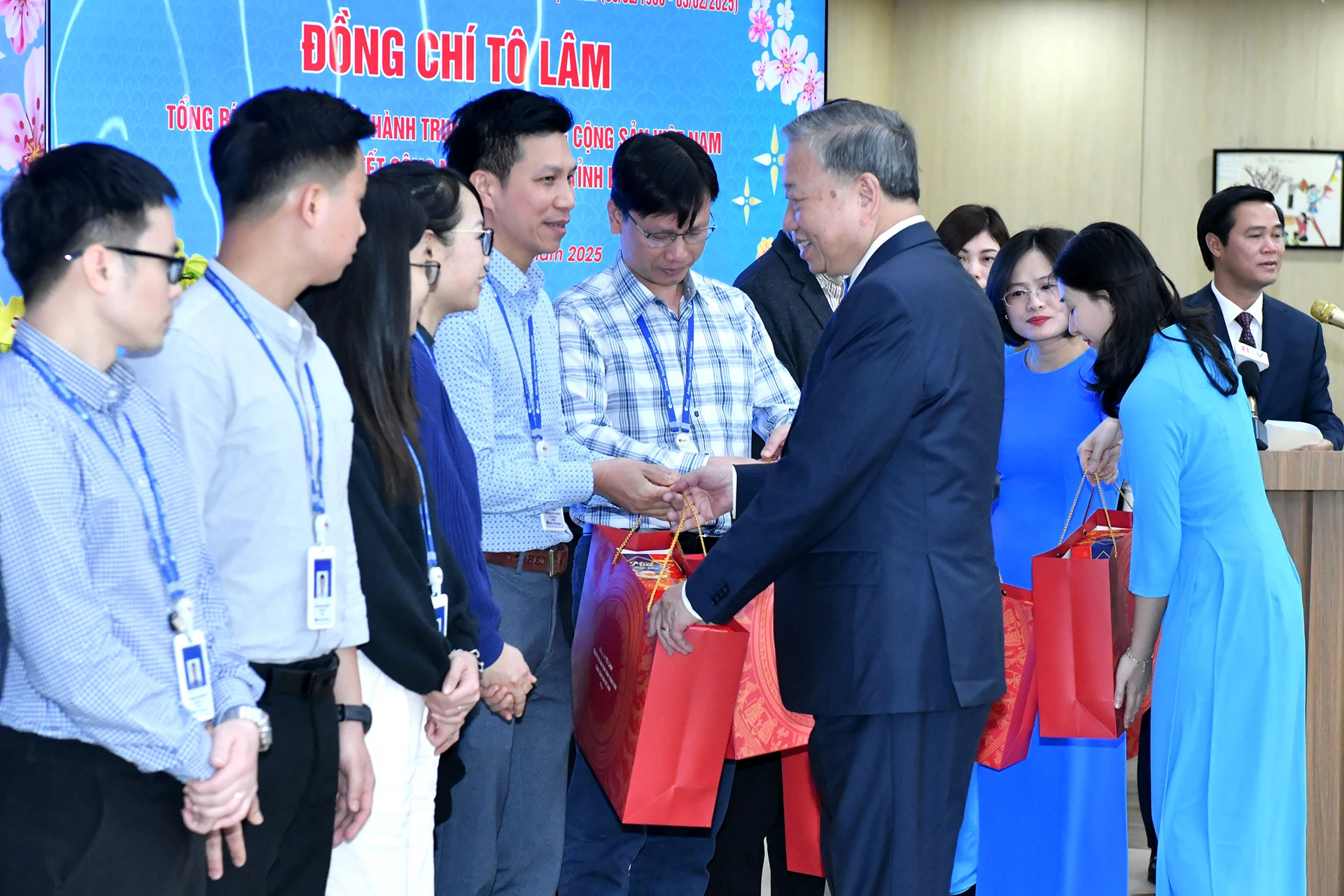 苏林总书记向北宁省劳动者赠送礼物。 苏林总书记向北宁省劳动者赠送礼物。