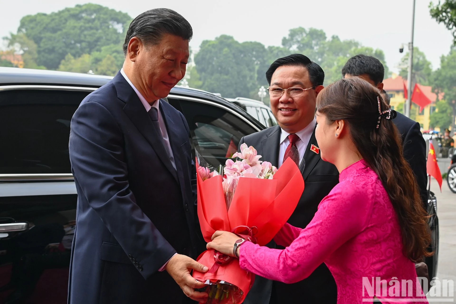 国会办公厅职员向习近平同志送花。 国会办公厅职员向习近平同志送花。