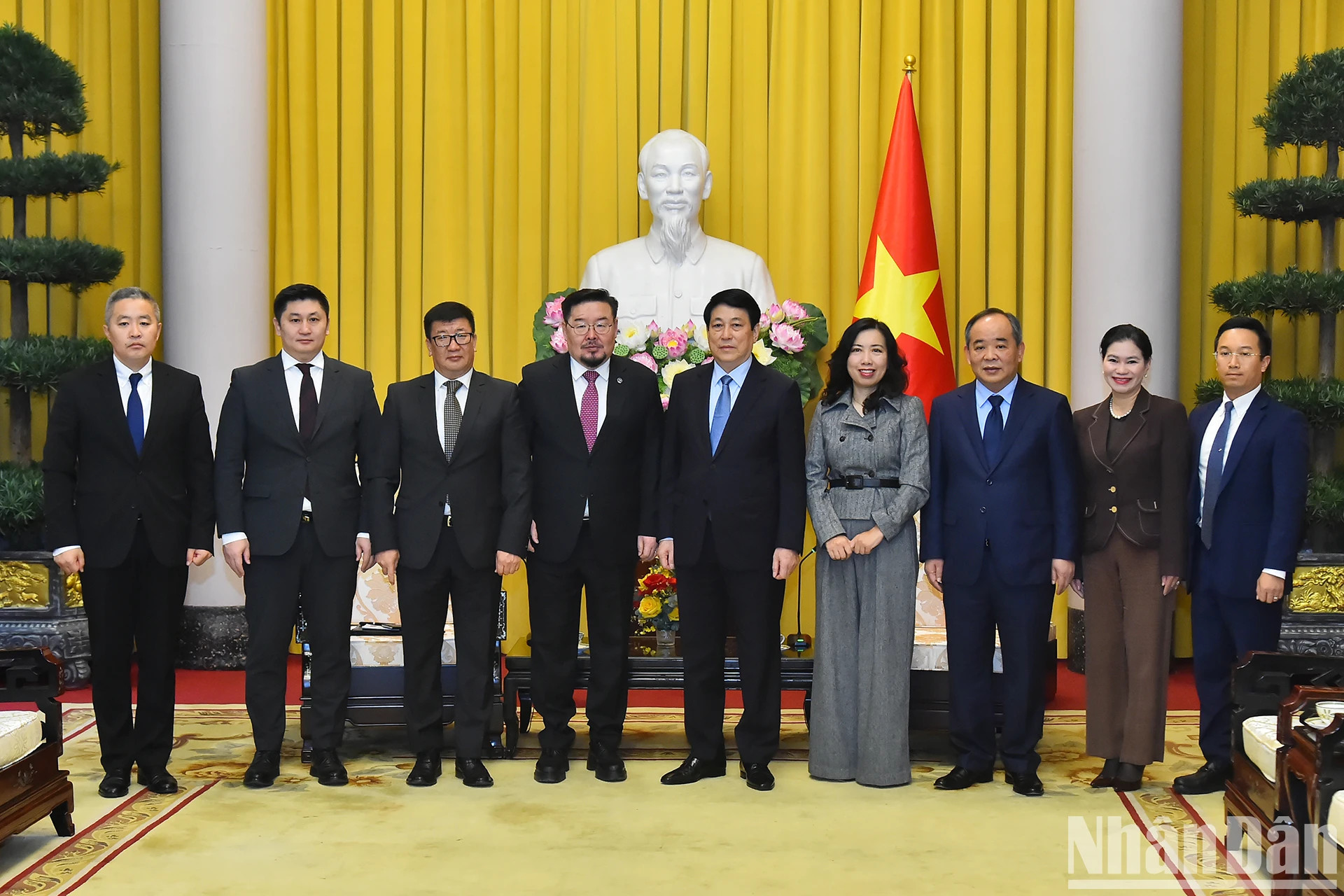 双方代表团合影留念。