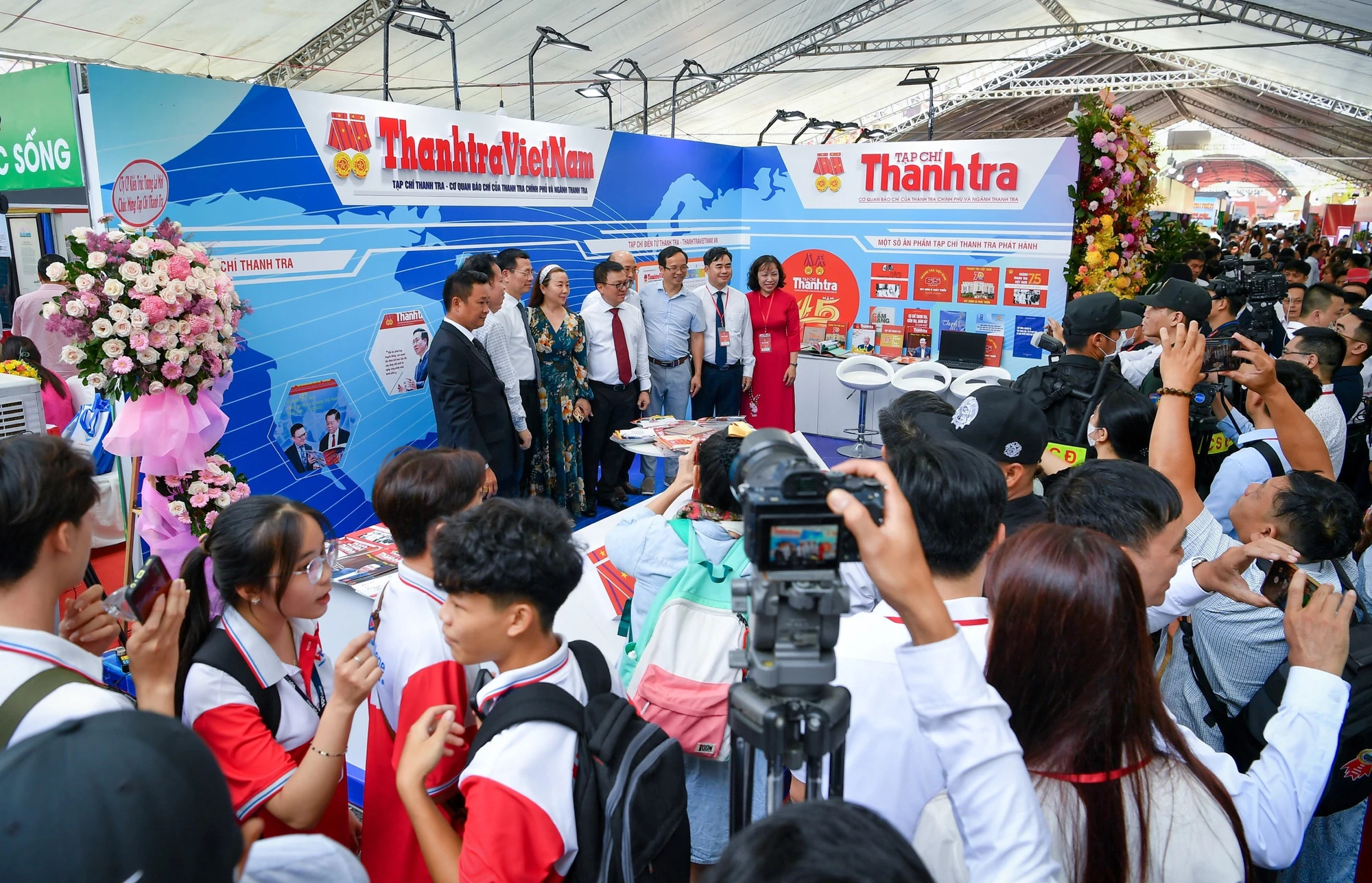 党和国家领导人参观《监察杂志》的展位。 党和国家领导人参观《监察杂志》的展位。