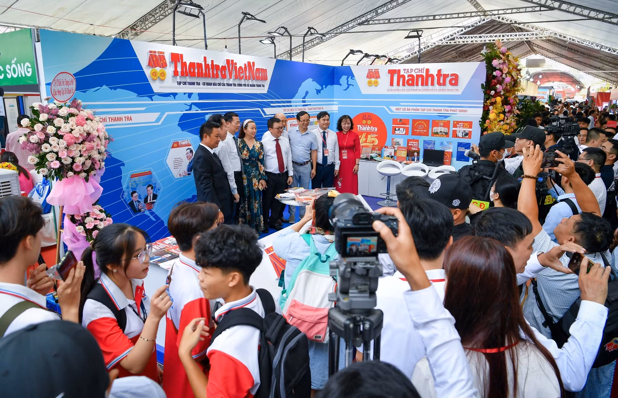 党和国家领导人参观《监察杂志》的展位。 党和国家领导人参观《监察杂志》的展位。