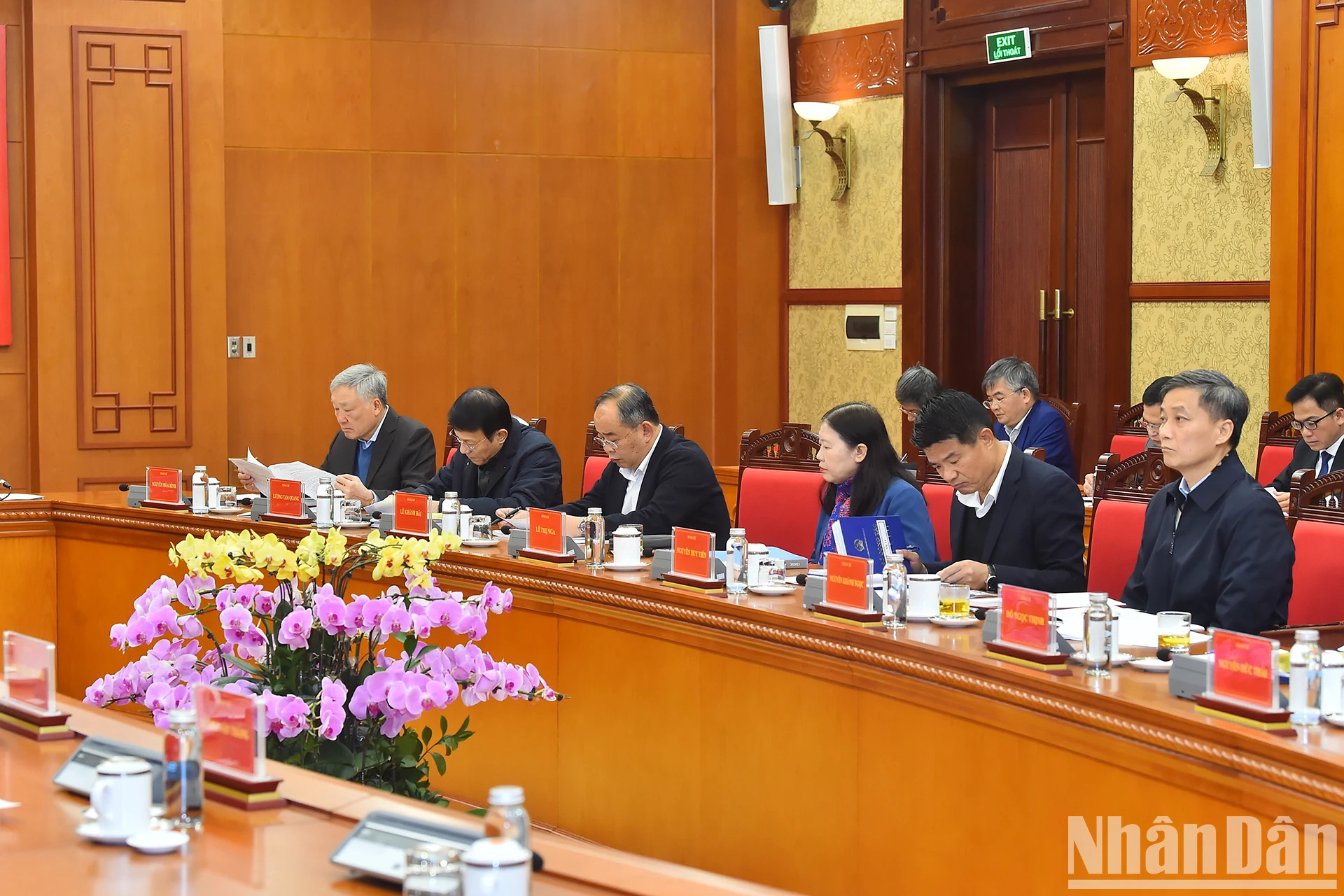 越南政府常务副总理阮和平和各位代表出席会议。 越南政府常务副总理阮和平和各位代表出席会议。