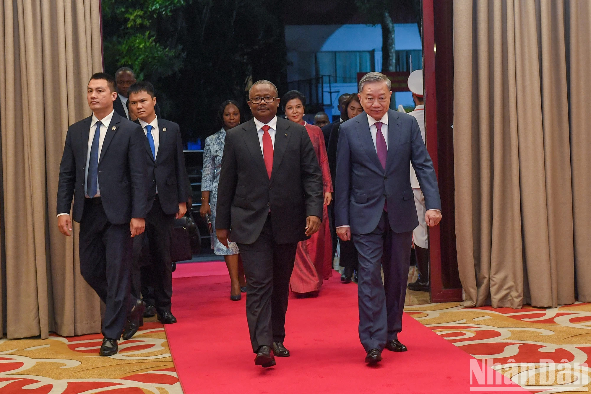 越共中央总书记、国家主席苏林和夫人同几内亚比绍总统乌马罗·西索科·恩巴洛和夫人来到国际会议中心。