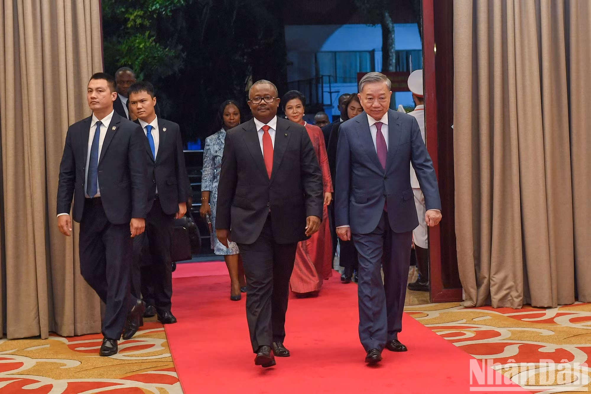 越共中央总书记、国家主席苏林和夫人同几内亚比绍总统乌马罗·西索科·恩巴洛和夫人来到国际会议中心。