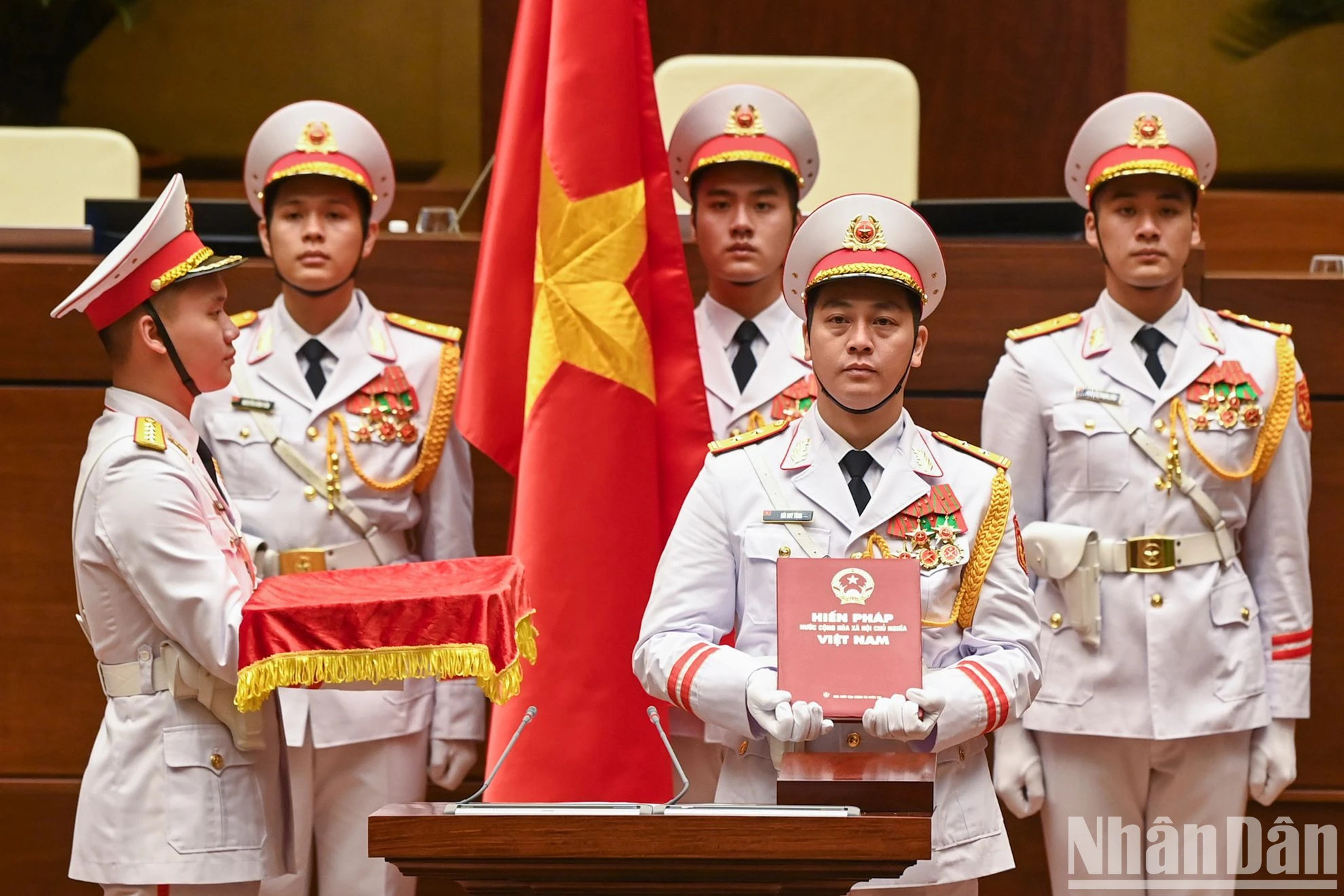 宣誓就职仪式得到精心准备。 宣誓就职仪式得到精心准备。