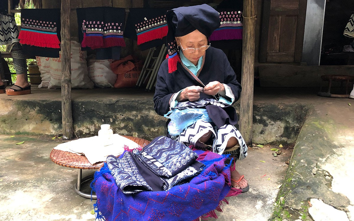 居住在和平省沱北县充村的钱瑶族妇女。(图片来源:庆原) 居住在和平省沱北县充村的钱瑶族妇女。(图片来源:庆原)
