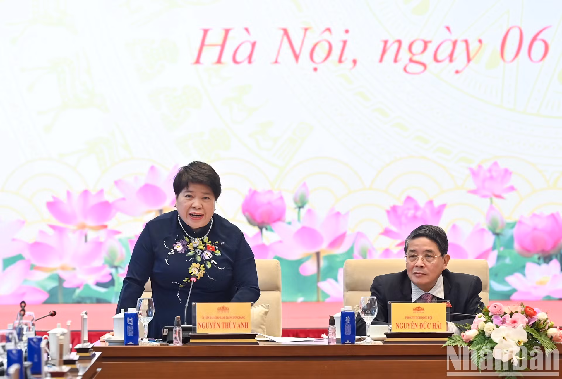 国会女性代表组主席阮氏翠英发表讲话。