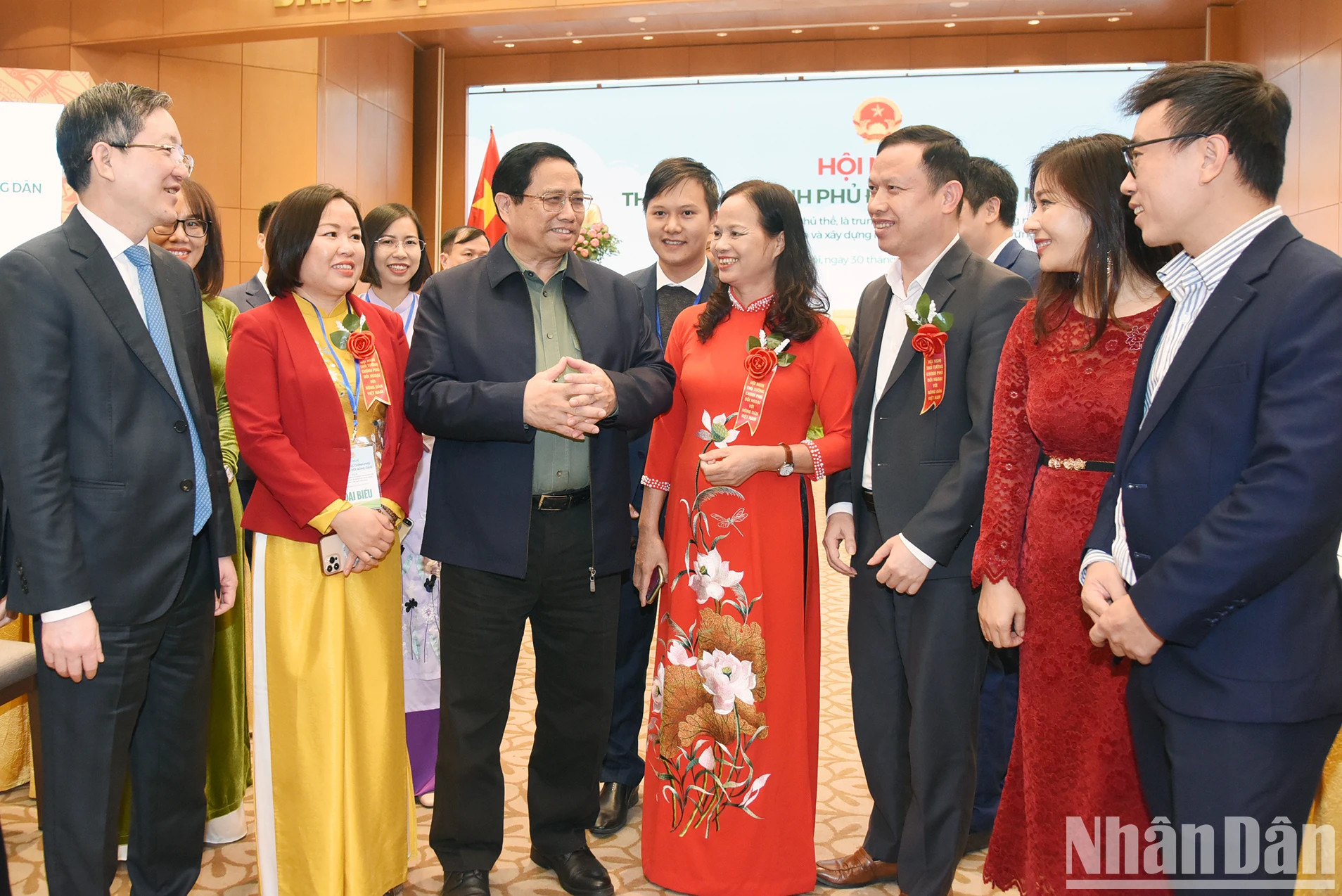 范明正总理和农民代表交谈。 范明正总理和农民代表交谈。