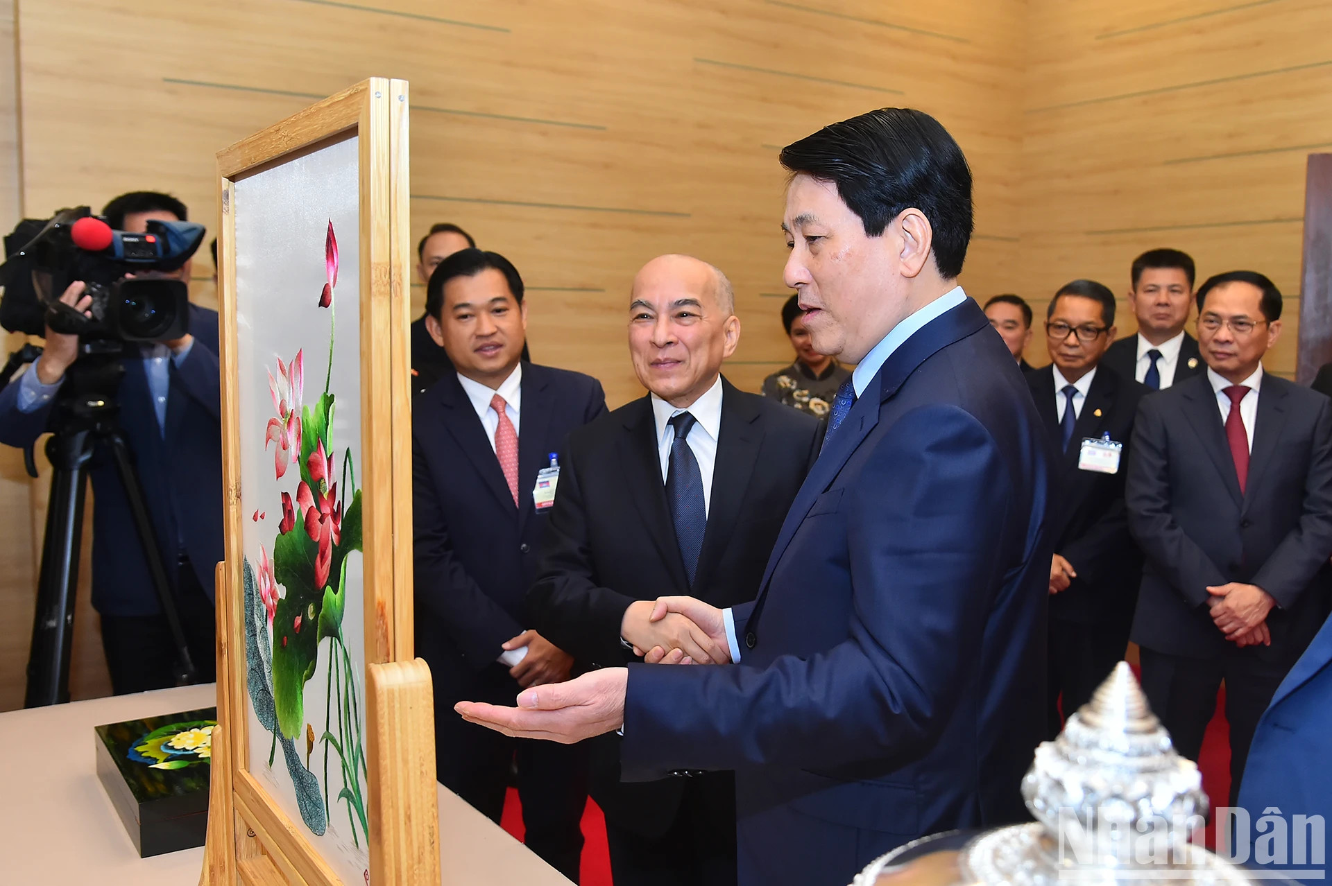 越南国家主席梁强和柬埔寨国王诺罗敦·西哈莫尼在宴会上互赠纪念品。