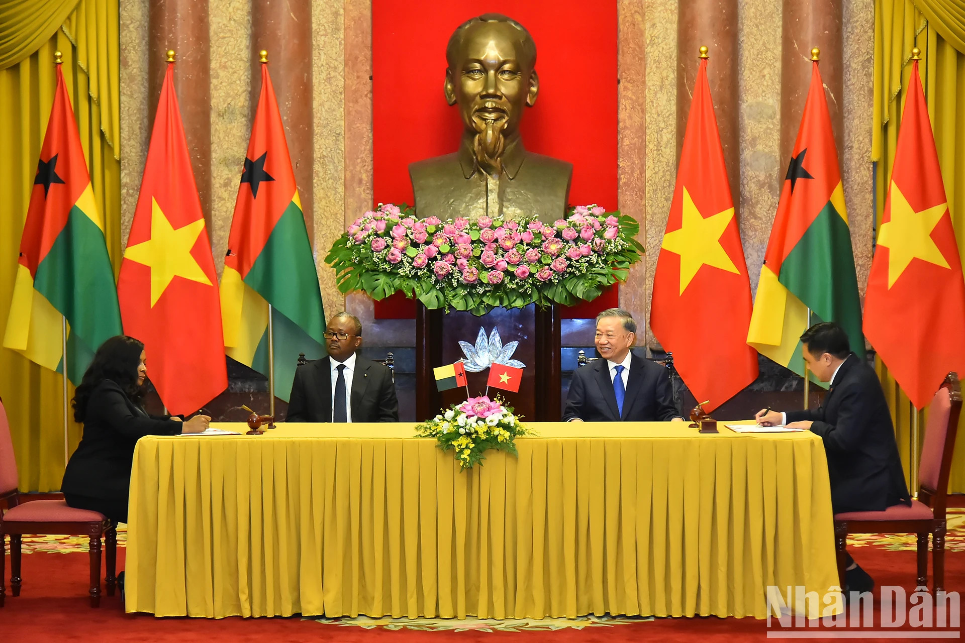 越共中央总书记、国家主席苏林同几内亚比绍总统乌马罗·西索科·恩巴洛出席越南农业与农村发展部与几内亚比绍外交农业、林业与农村发展部关于农业合作的谅解备忘录签字仪式。 越共中央总书记、国家主席苏林同几内亚比绍总统乌马罗·西索科·恩巴洛出席越南农业与农村发展部与几内亚比绍外交农业、林业与农村发展部关于农业合作的谅解备忘录签字仪式。