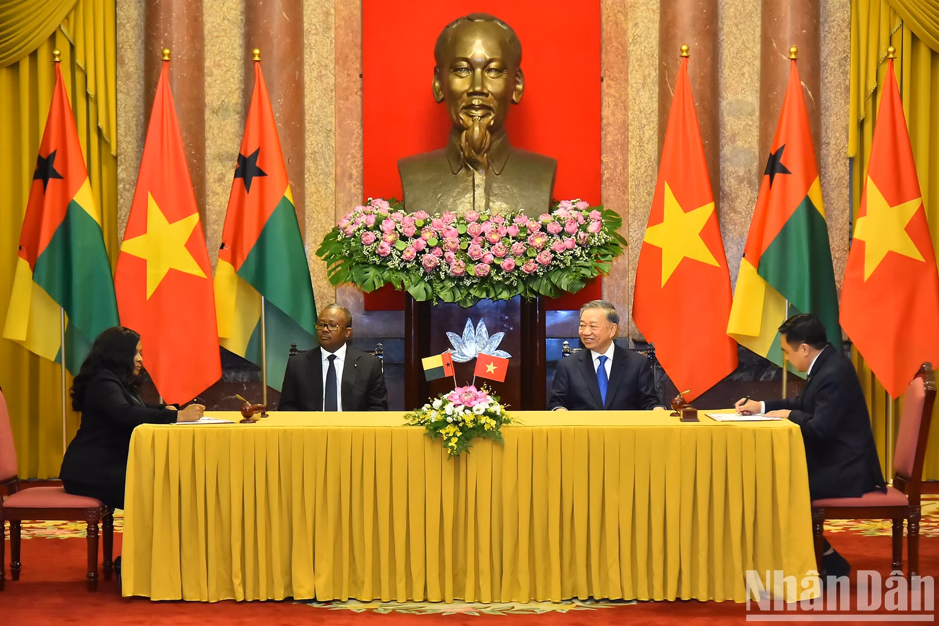 越共中央总书记、国家主席苏林同几内亚比绍总统乌马罗·西索科·恩巴洛出席越南农业与农村发展部与几内亚比绍外交农业、林业与农村发展部关于农业合作的谅解备忘录签字仪式。