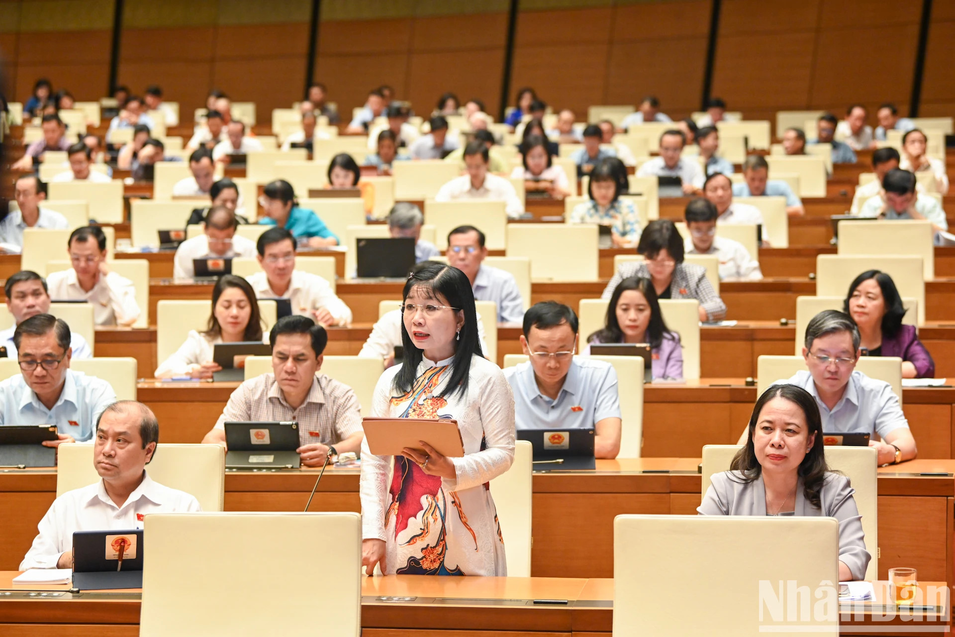安江省国会代表陈氏清香发表讨论意见。 安江省国会代表陈氏清香发表讨论意见。
