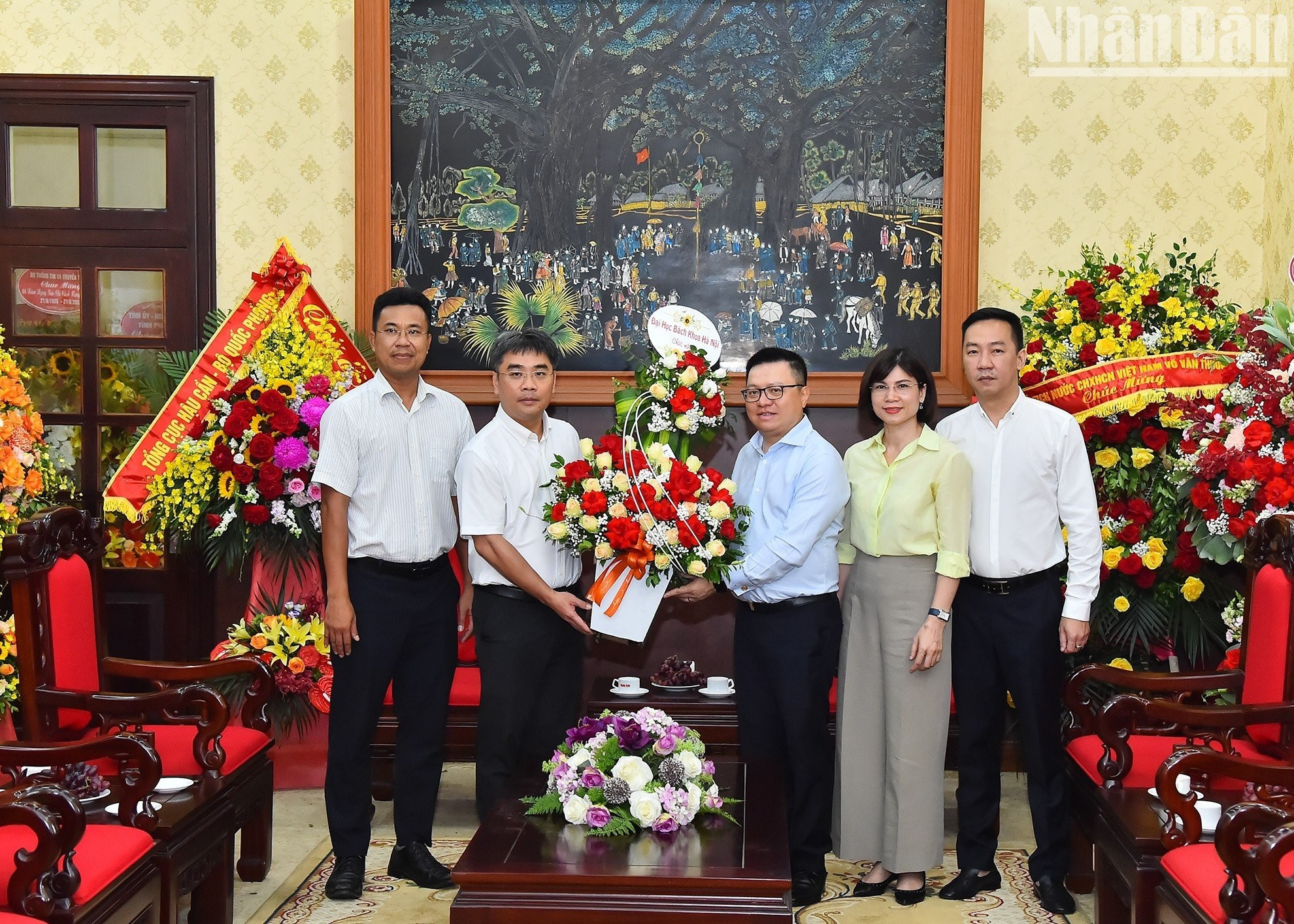 河内理工大学副校长黄登正副教授向《人民报》社送花篮祝贺。