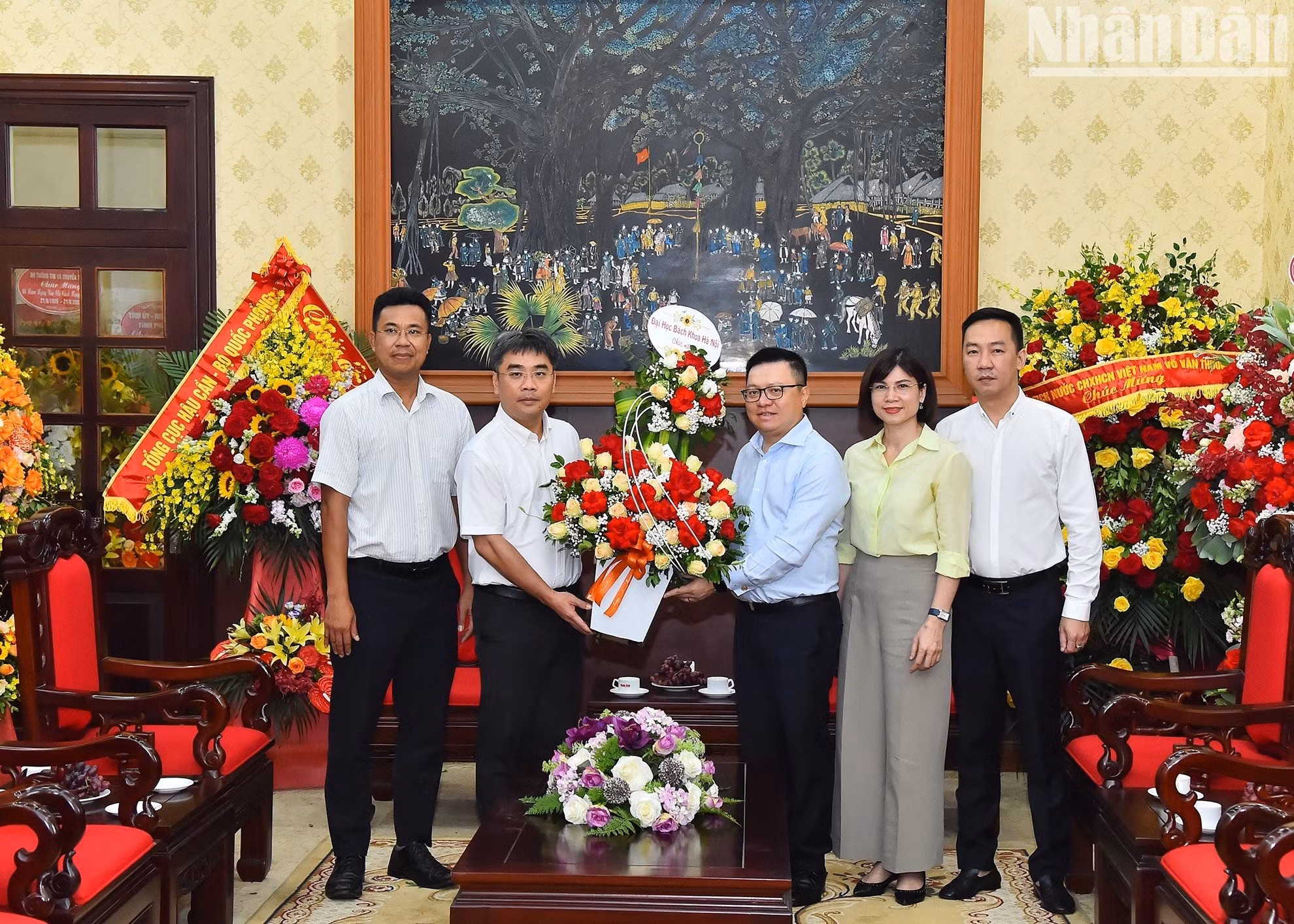 河内理工大学副校长黄登正副教授向《人民报》社送花篮祝贺。