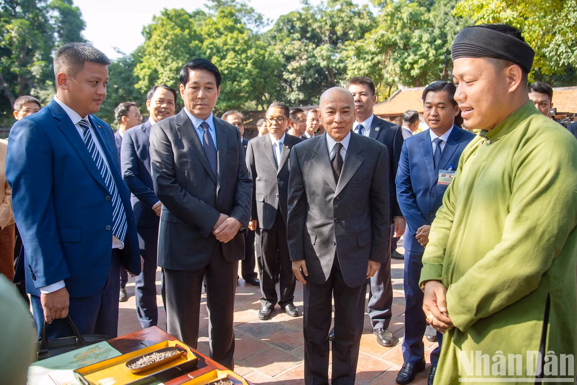 梁强主席同柬埔寨国王诺罗敦•西哈莫尼倾听有关越南名茶的介绍。 梁强主席同柬埔寨国王诺罗敦•西哈莫尼倾听有关越南名茶的介绍。