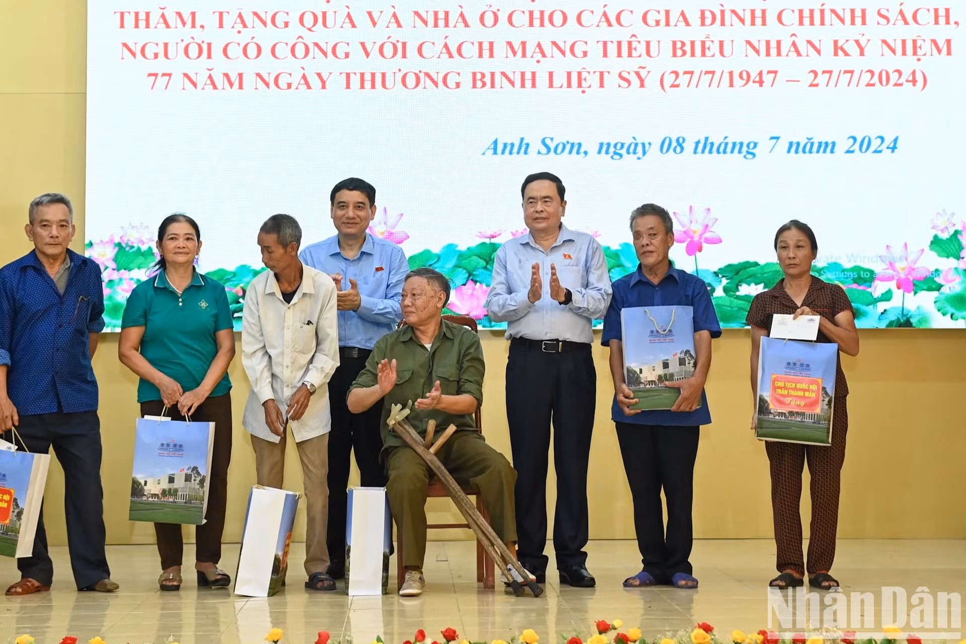 国会主席陈青敏向优抚家庭和革命有功者赠送礼物。