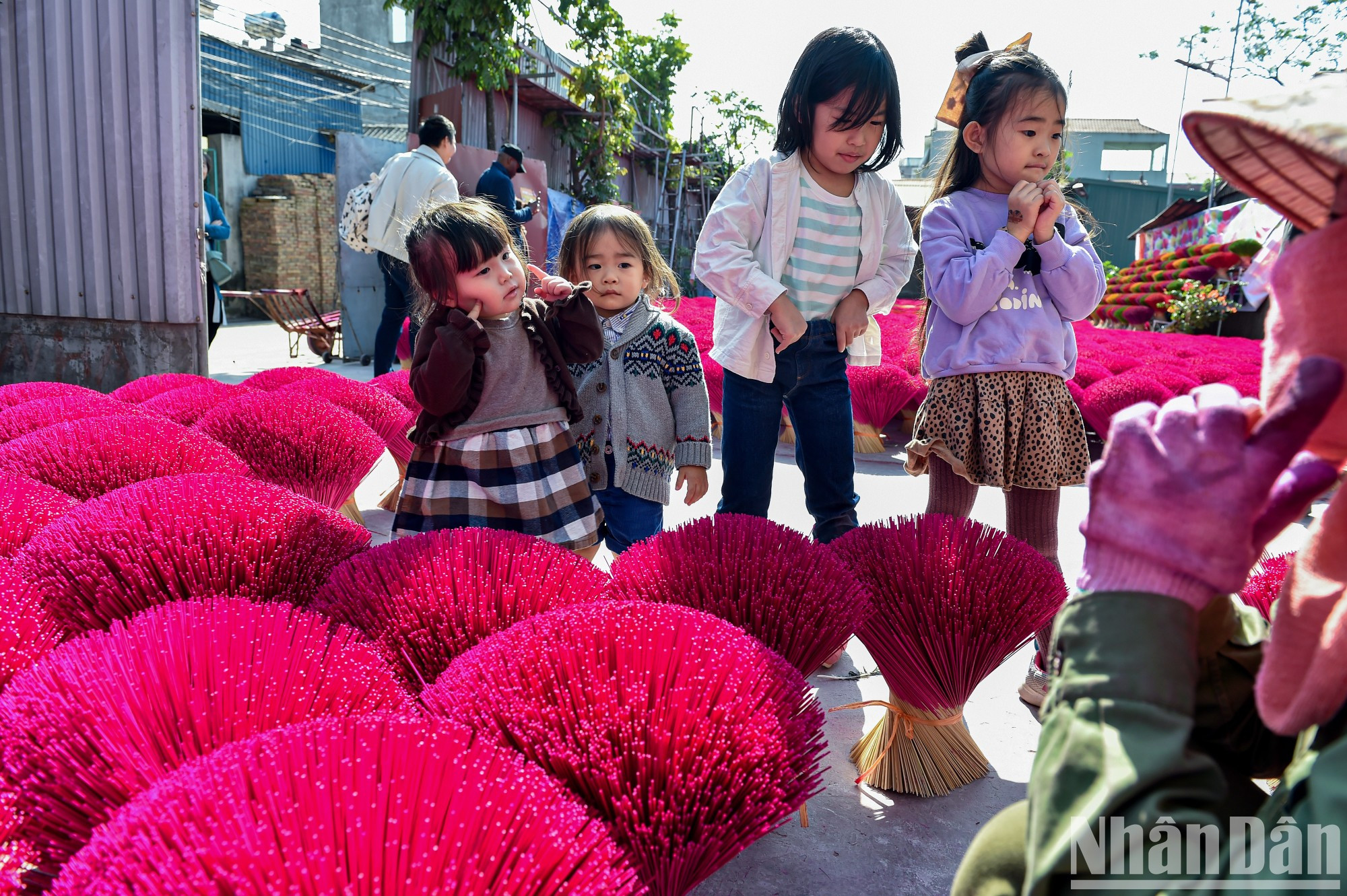 外国儿童非常喜欢五颜六色的香棒。