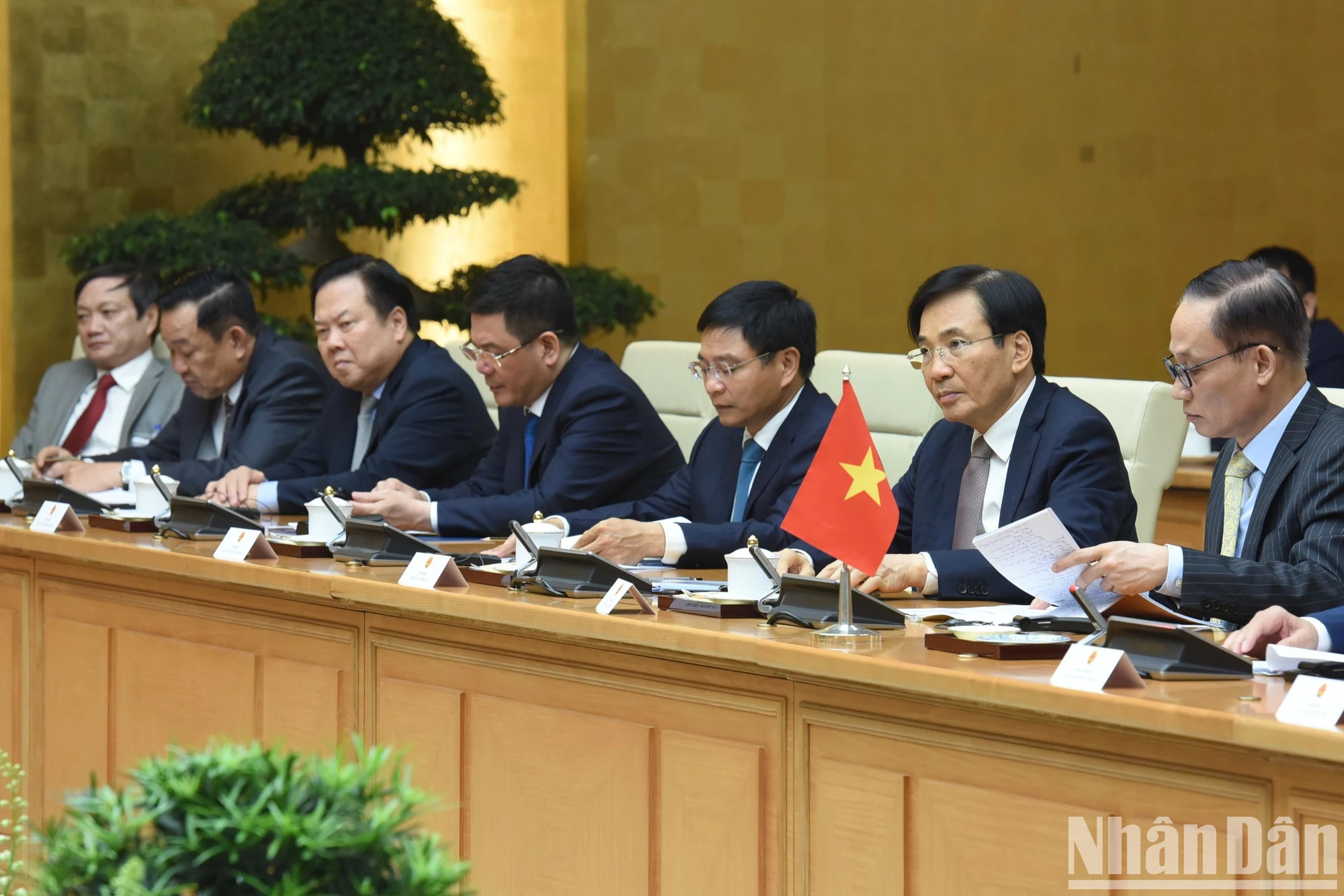 越南各部委、单位领导代表出席会见。 越南各部委、单位领导代表出席会见。