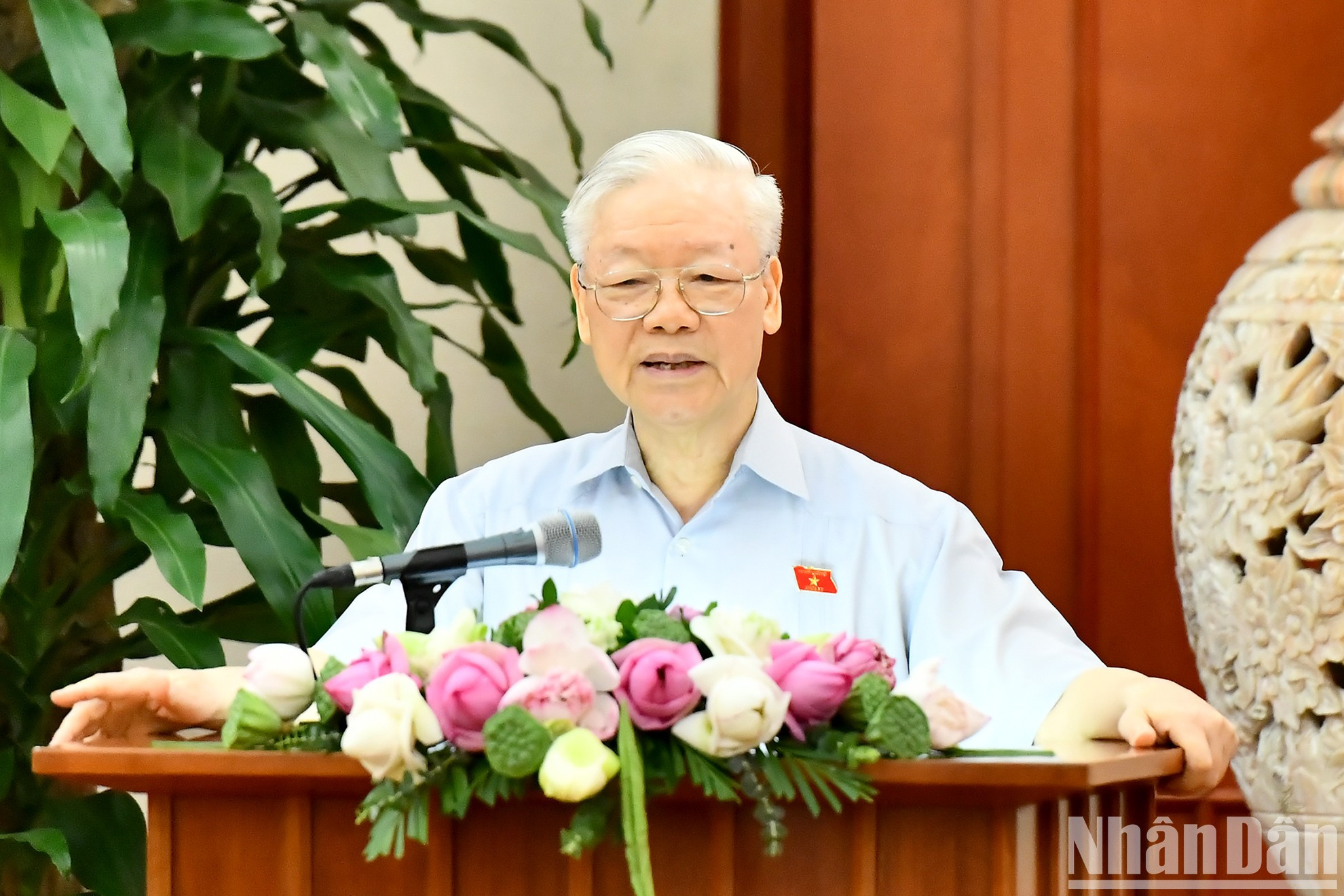 阮富仲总书记同越南第十五届国会女性国会代表小组交谈。 阮富仲总书记同越南第十五届国会女性国会代表小组交谈。
