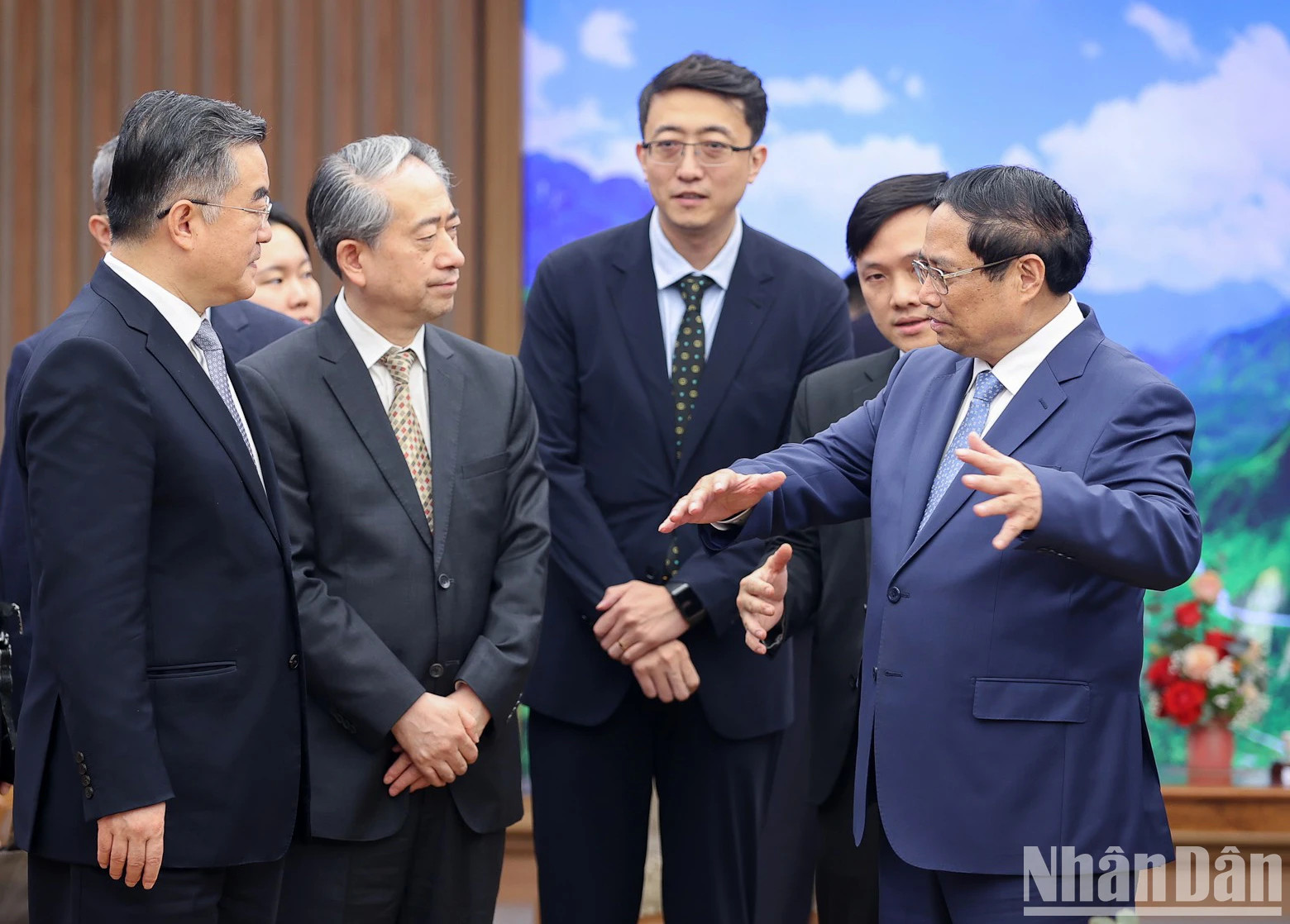 范明正总理同中国全国人大常委会副委员长张庆伟交谈。 范明正总理同中国全国人大常委会副委员长张庆伟交谈。