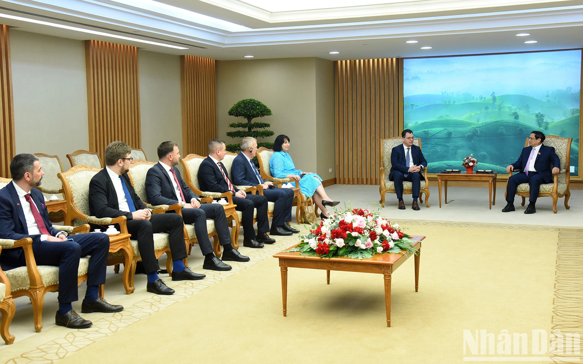 罗马尼亚经济、创业和旅游部代表团团员出席会见。