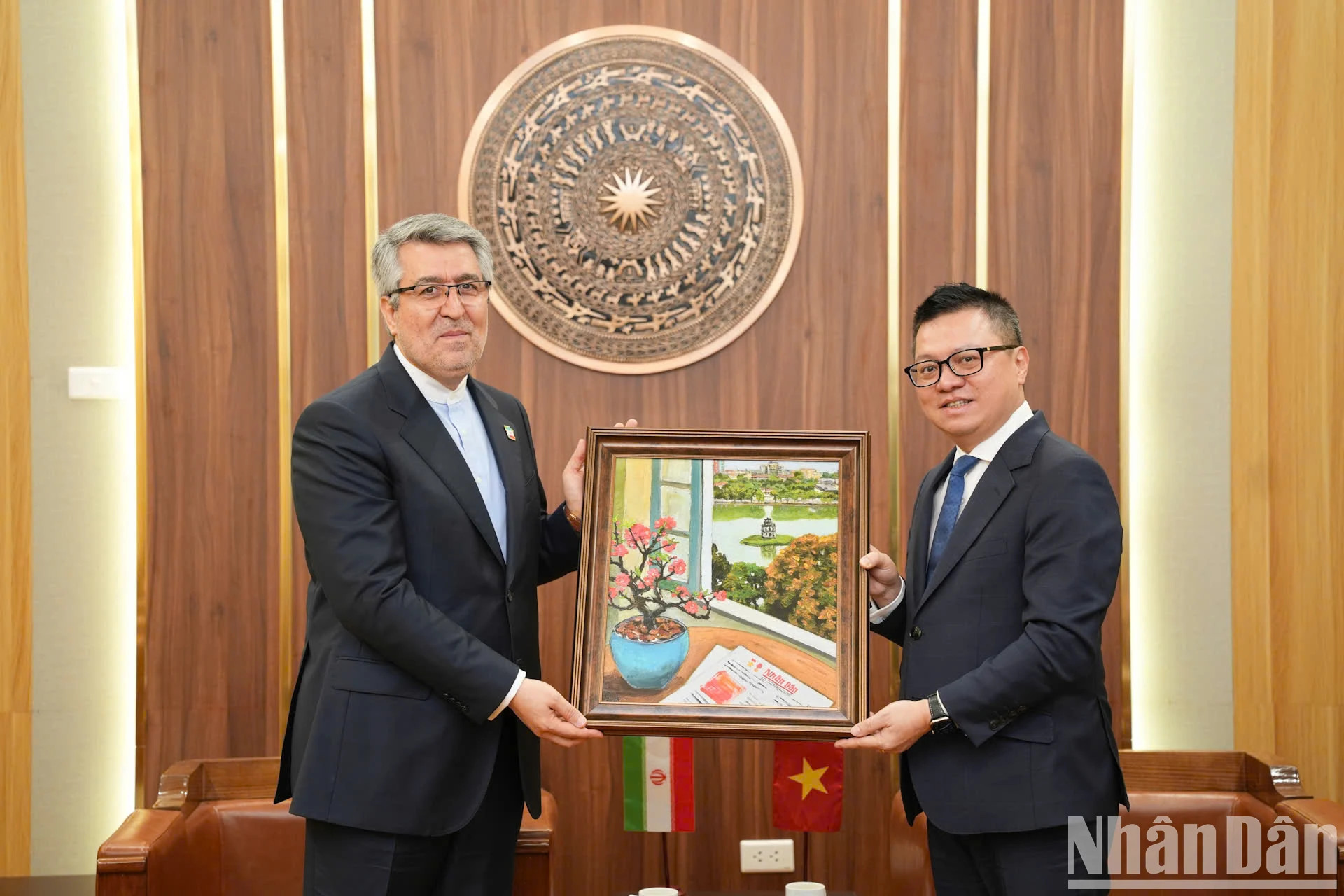 《人民报》社总编辑黎国明向伊朗驻越南大使阿里·阿克巴尔·纳扎里赠送纪念品。