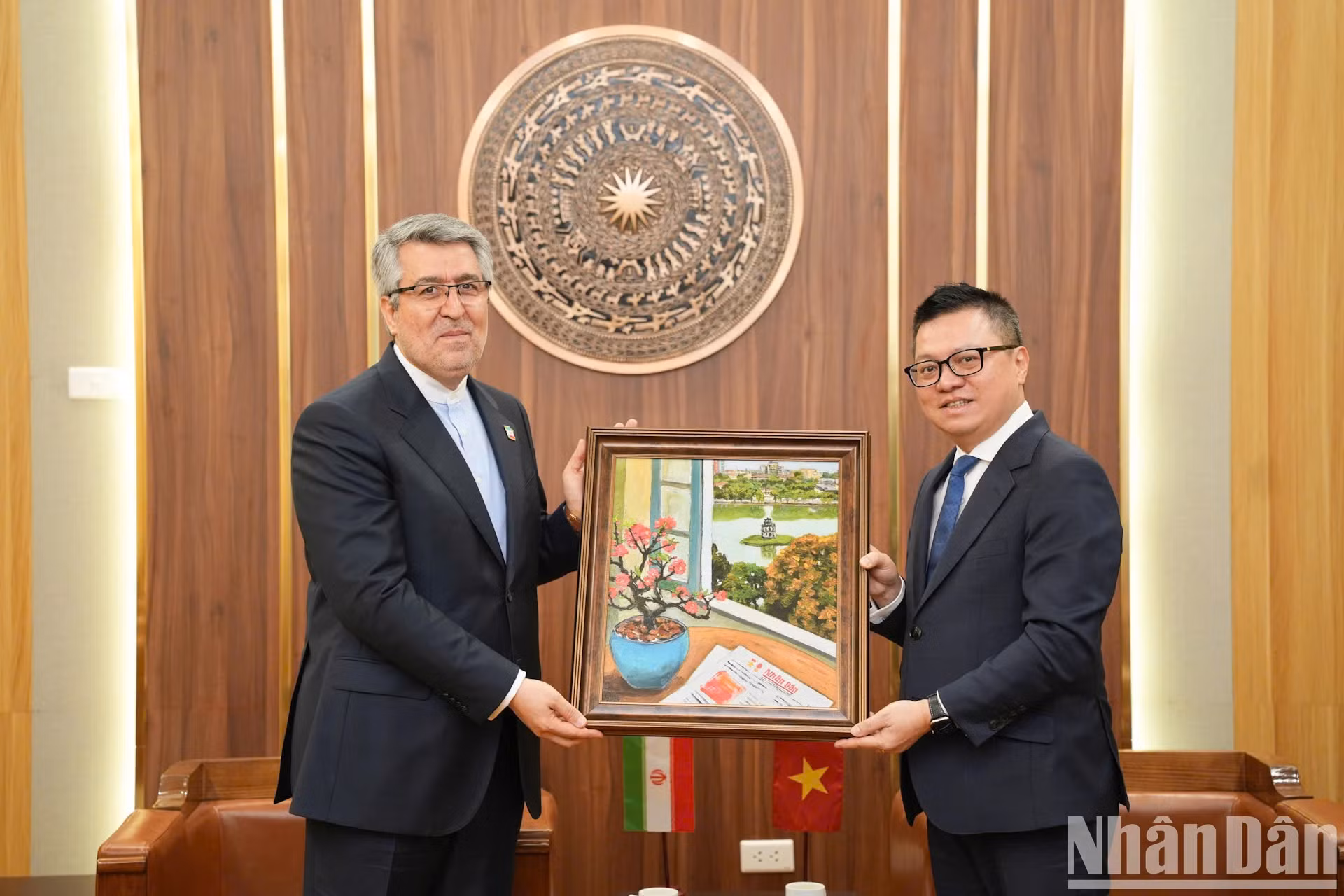 《人民报》社总编辑黎国明向伊朗驻越南大使阿里·阿克巴尔·纳扎里赠送纪念品。
