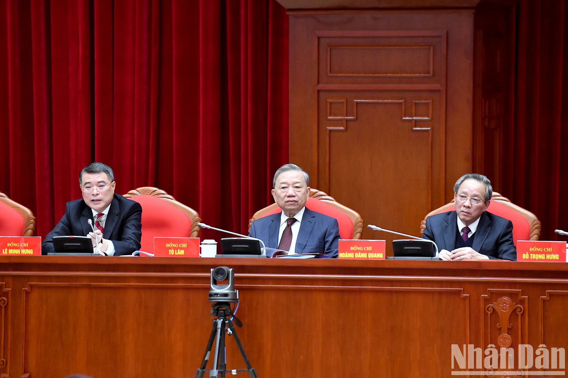 苏林总书记和中央组织部领导人出席会议。