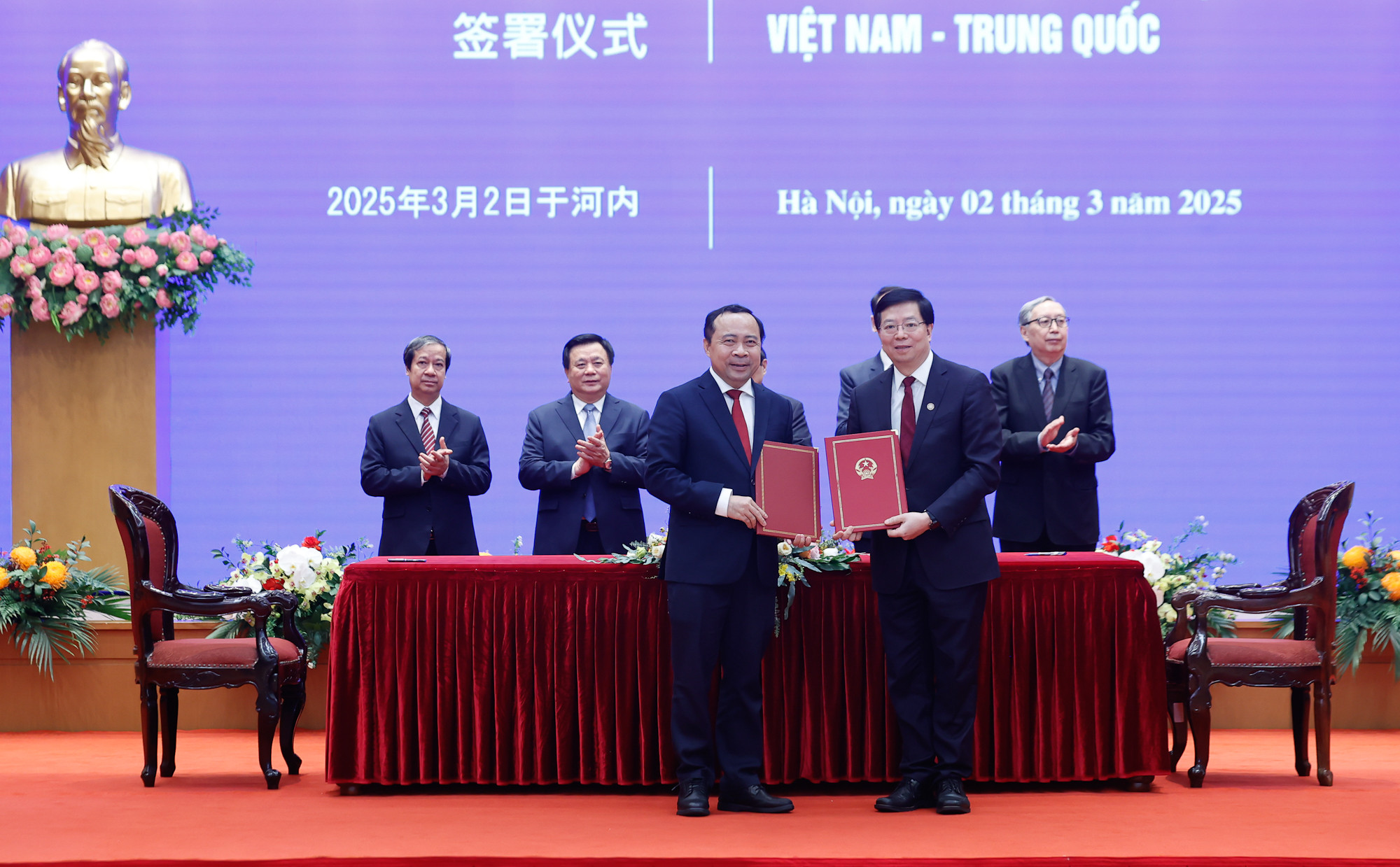 范明正总理出席越南胡志明市国家大学与清华大学合作文件签字仪式。