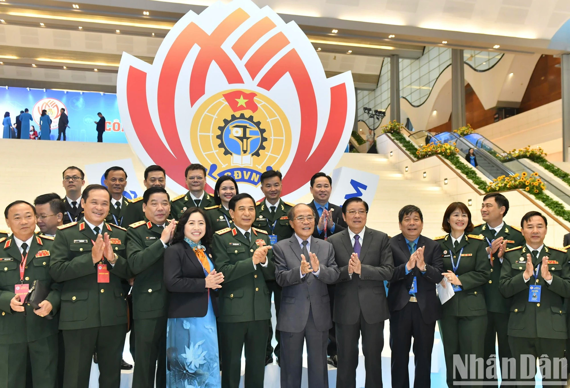 前越南国会主席阮生雄和与会代表。 前越南国会主席阮生雄和与会代表。