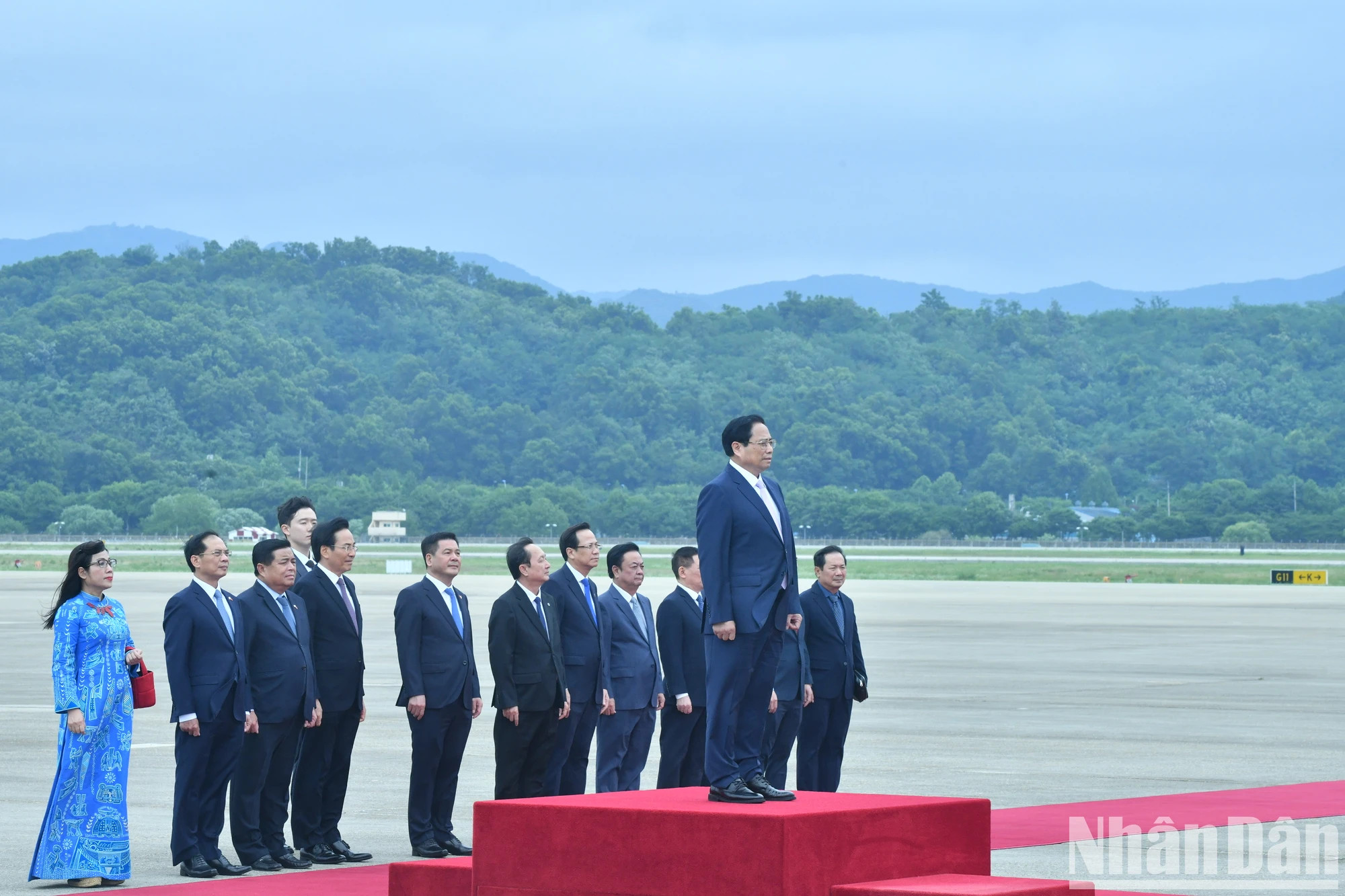 越南政府总理范明正站在主席台上,军乐队奏响越南国歌。 越南政府总理范明正站在主席台上,军乐队奏响越南国歌。
