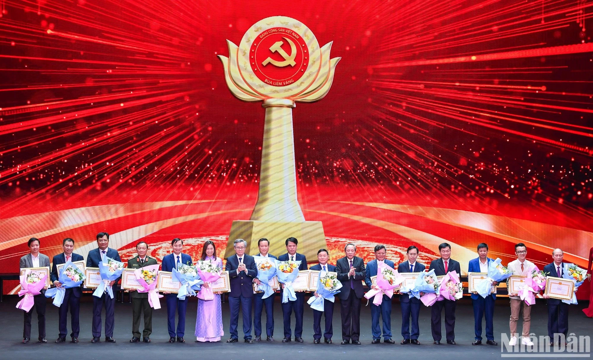 为第九届党建工作全国新闻奖做出巨大贡献的15个单位代表获奖项。 为第九届党建工作全国新闻奖做出巨大贡献的15个单位代表获奖项。