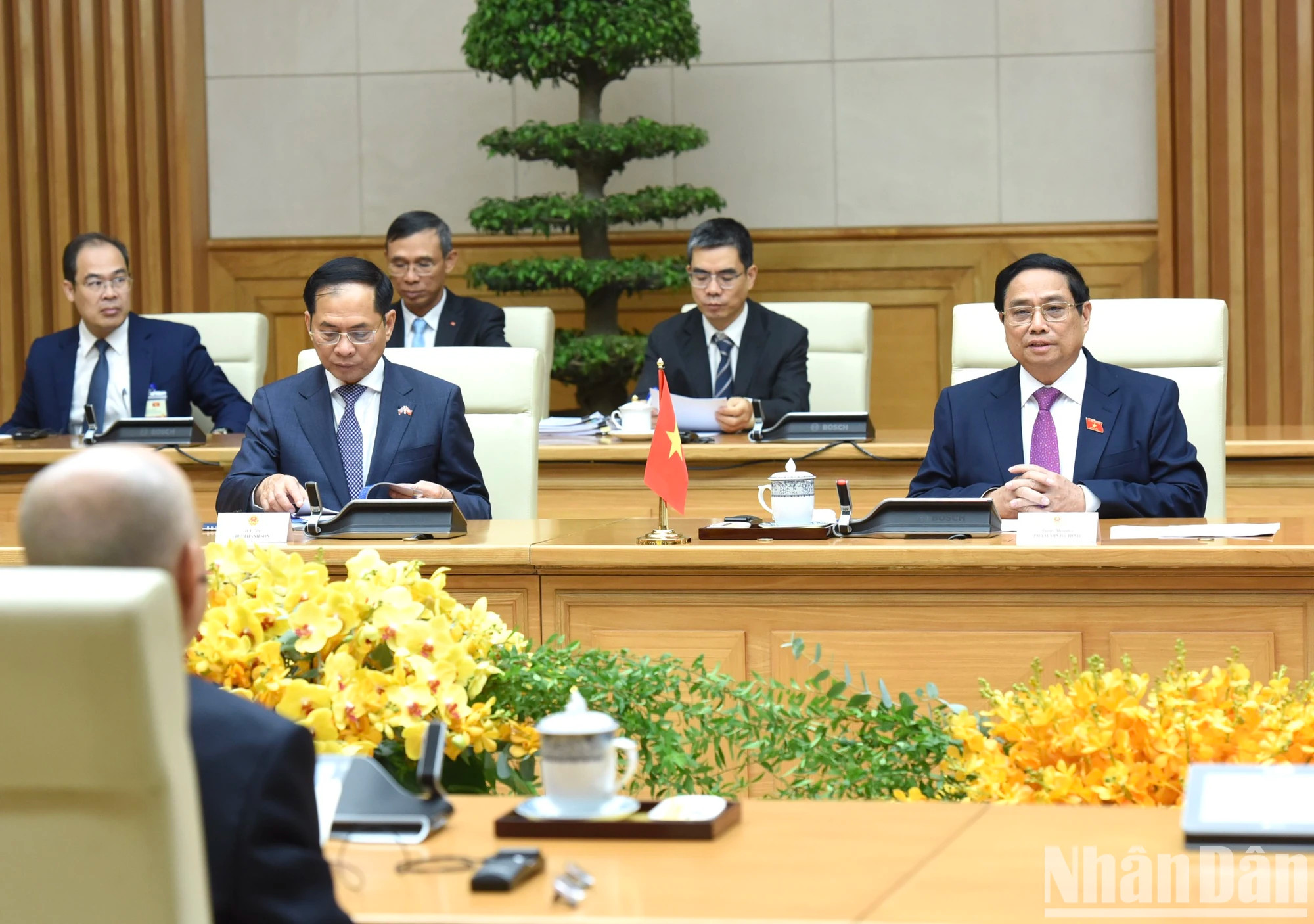 范明正总理发表讲话。