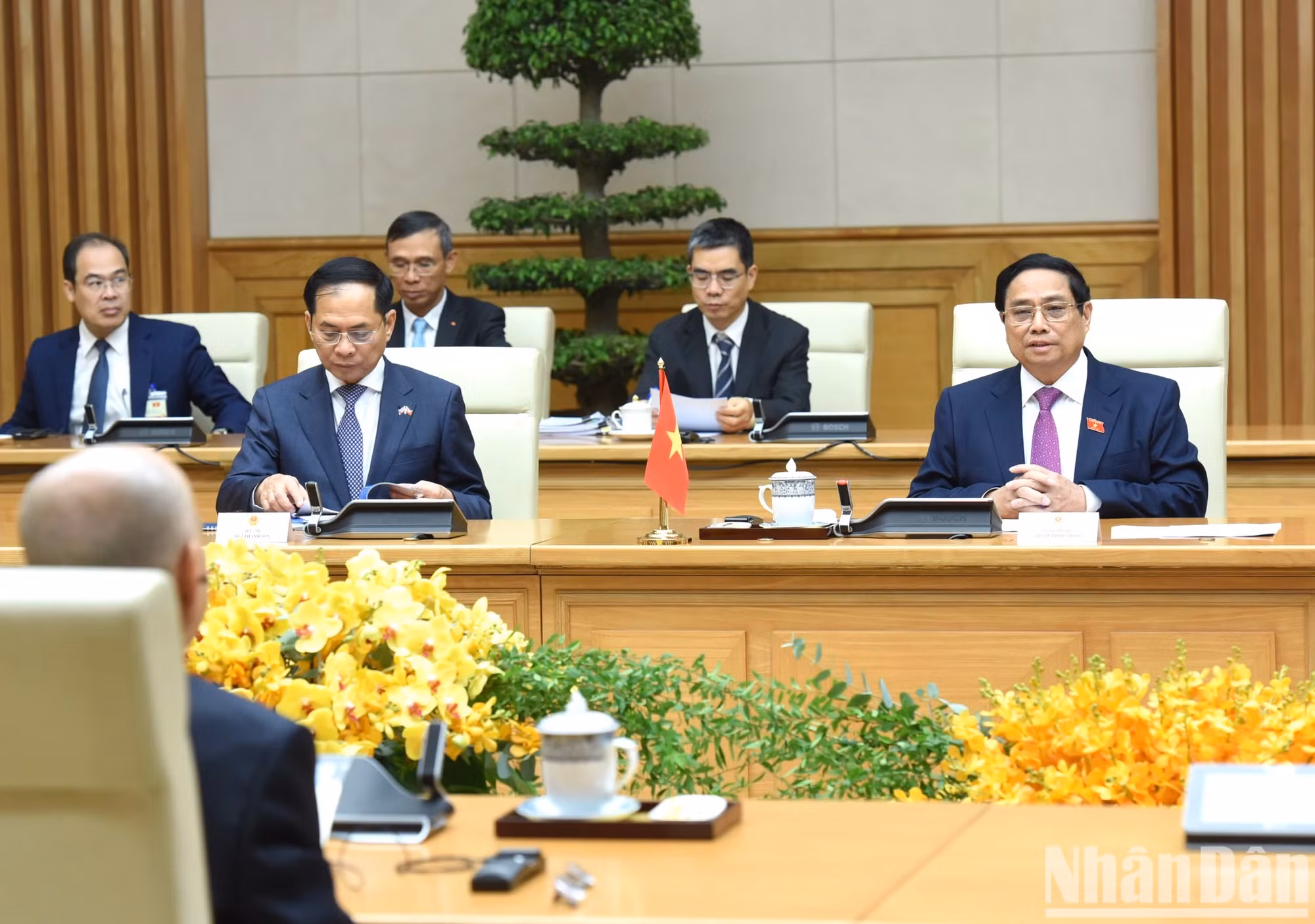 范明正总理发表讲话。