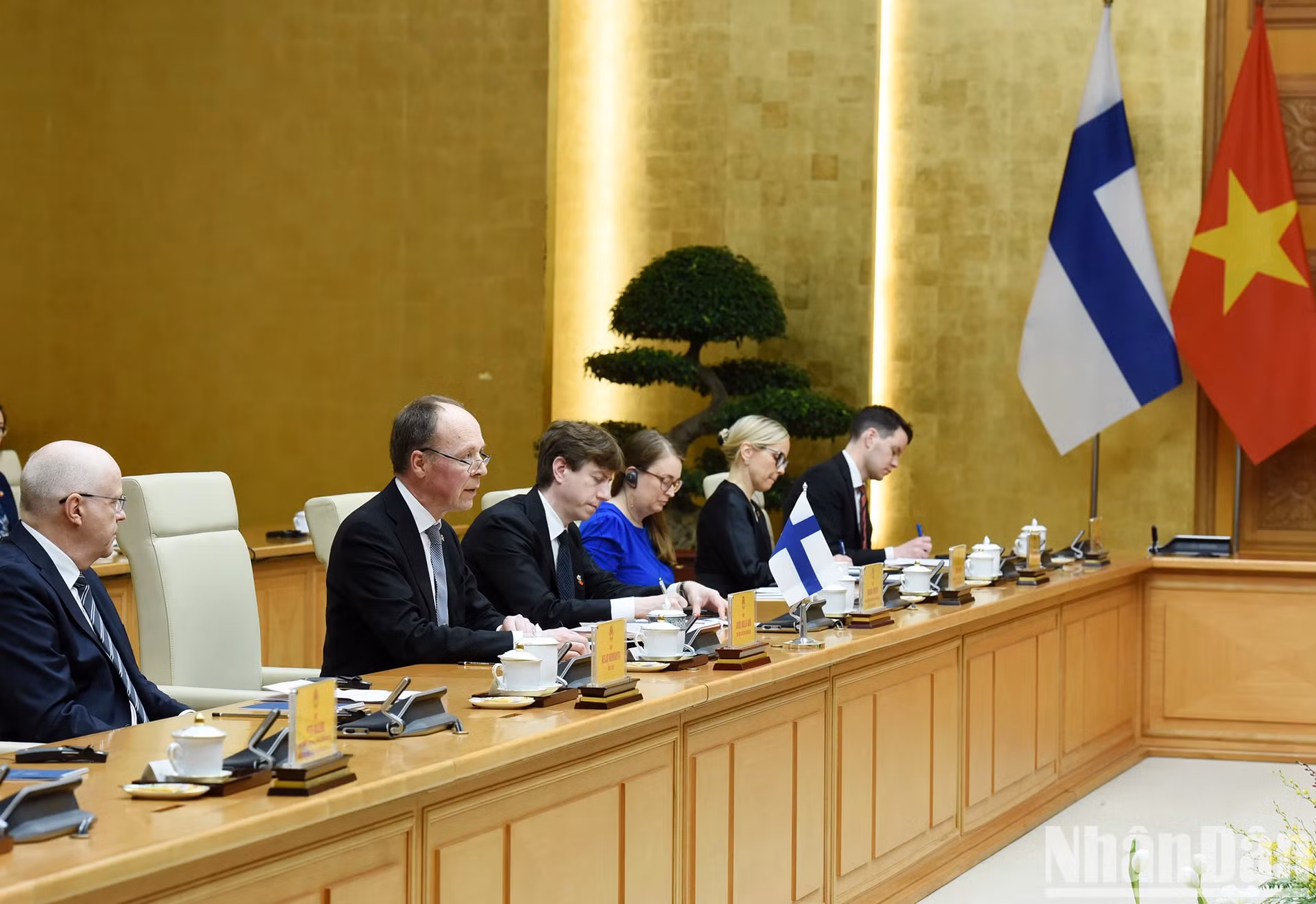 出席会见的芬兰代表团。