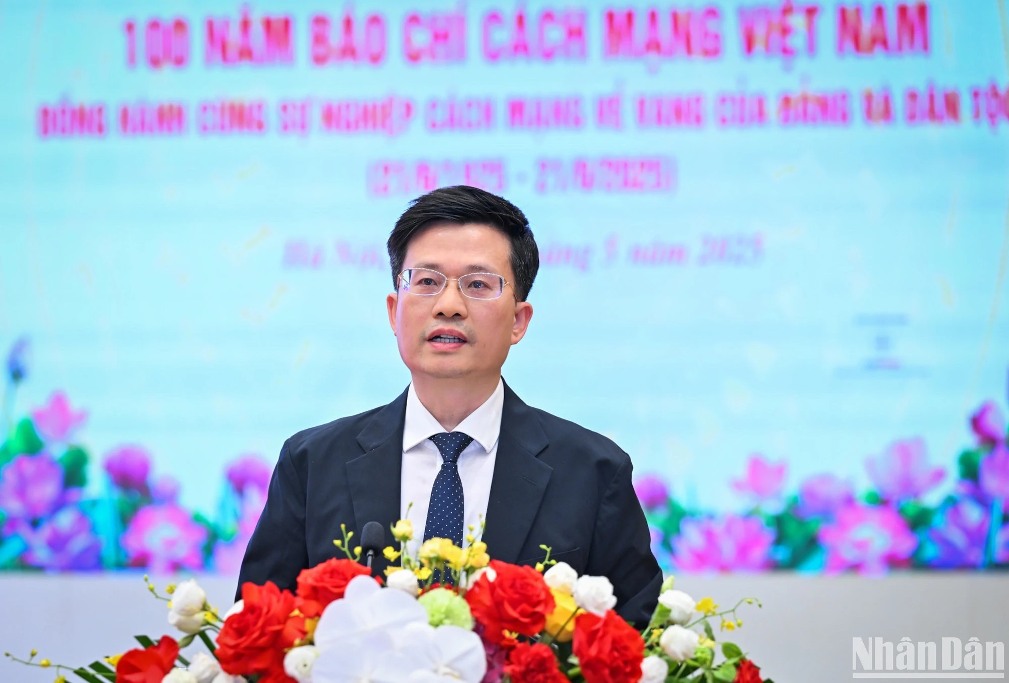 国会文化与社会委员会专职委员、杜志义副教授、 博士作报告。 国会文化与社会委员会专职委员、杜志义副教授、 博士作报告。