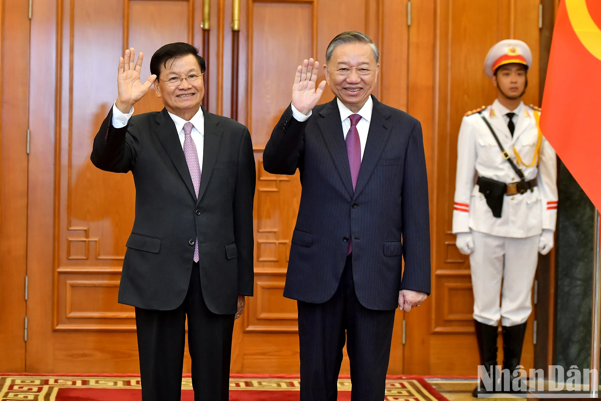 越共中央总书记、国家主席苏林同老挝人民革命党中央总书记、国家主席通伦·西苏里合影。 越共中央总书记、国家主席苏林同老挝人民革命党中央总书记、国家主席通伦·西苏里合影。