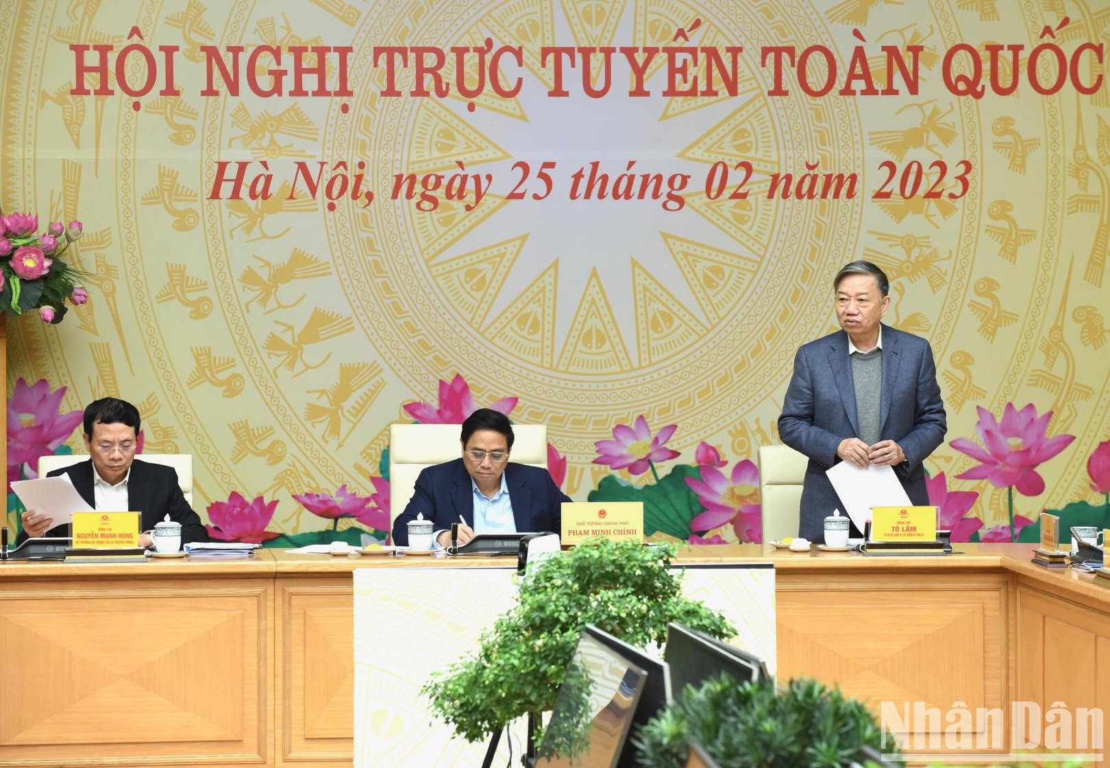 公安部部长苏林发表讲话。