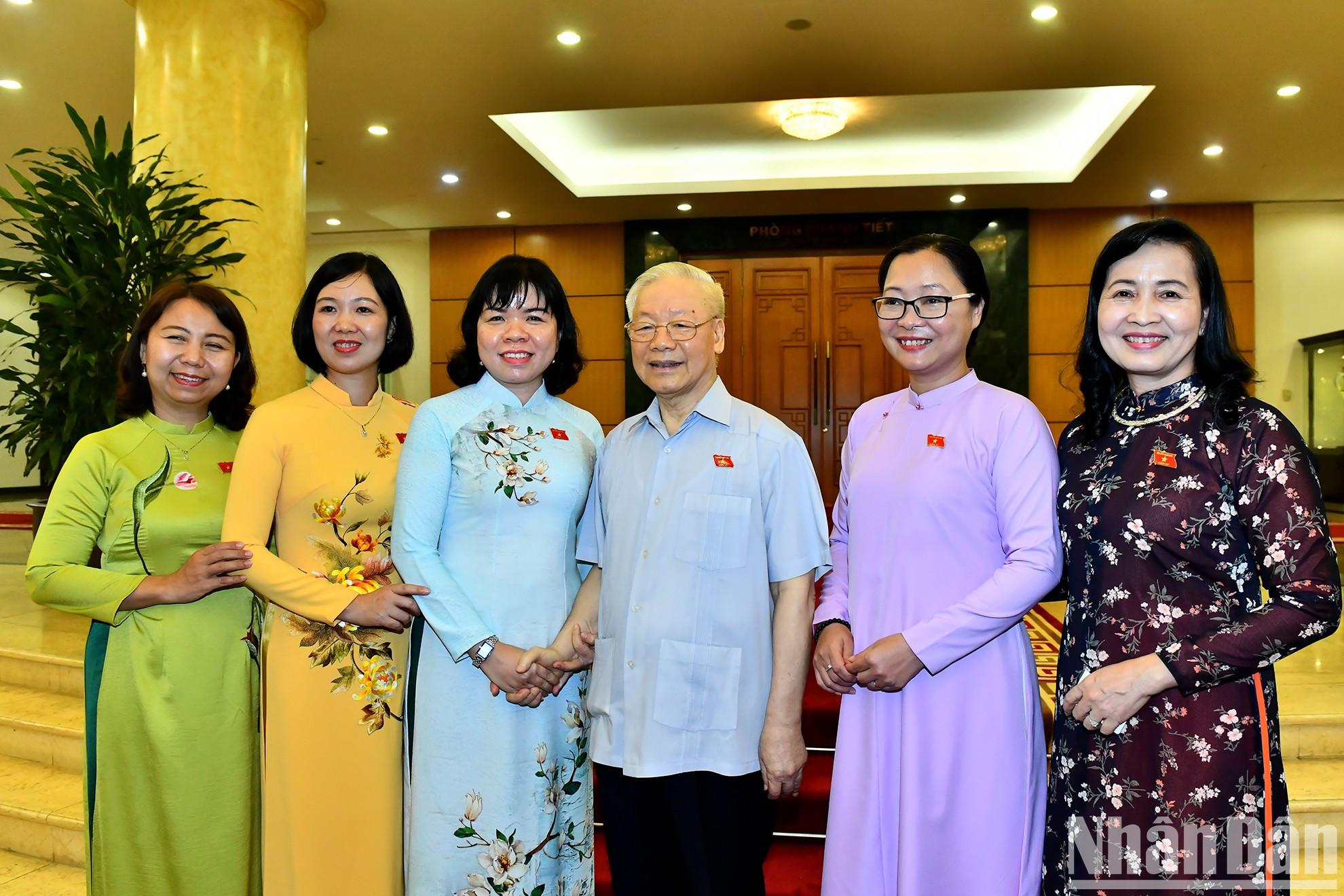 阮富仲总书记同女性国会代表合影。 阮富仲总书记同女性国会代表合影。