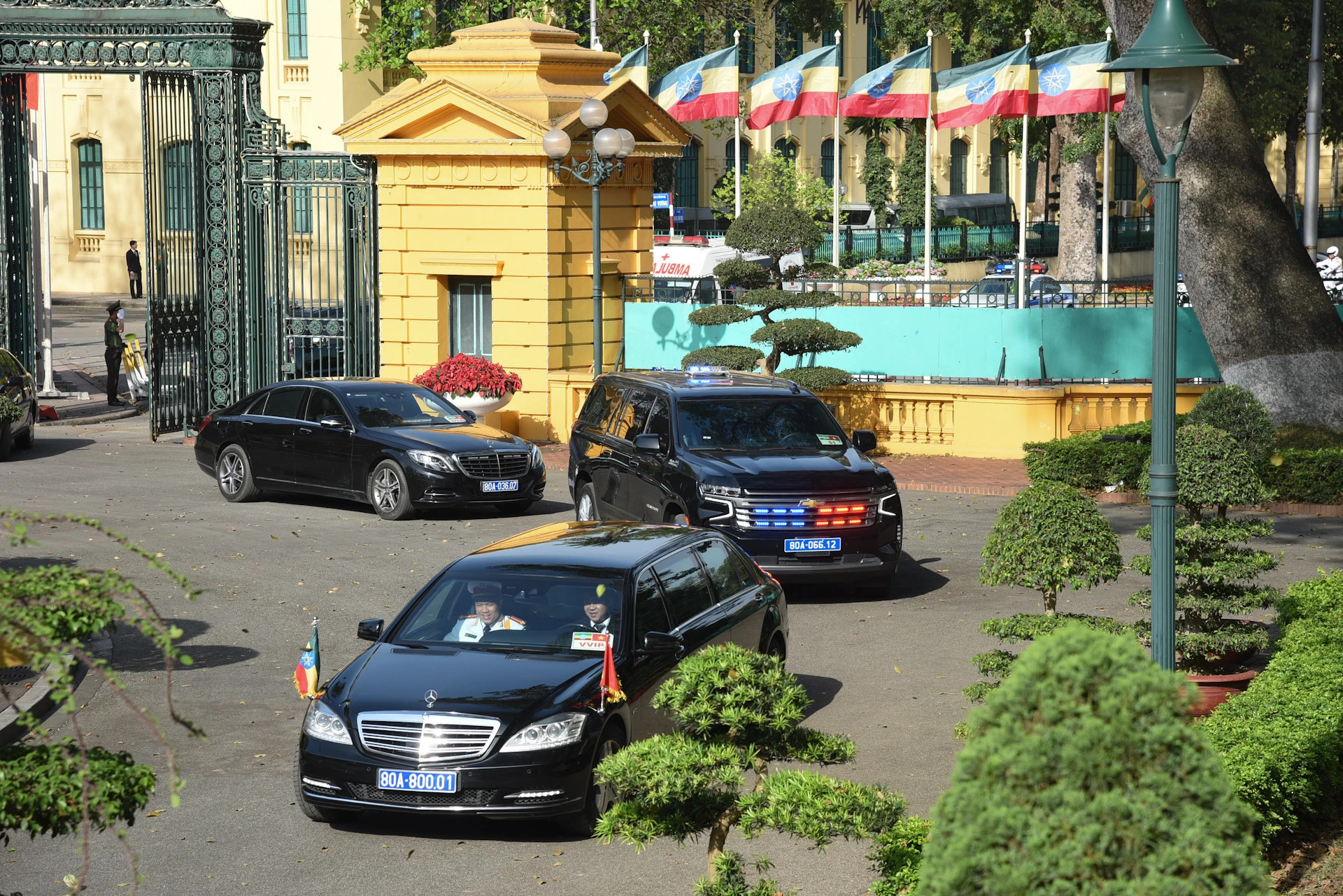 埃塞俄比亚总理阿比·艾哈迈德·阿里和夫人的车队驶往主席府。